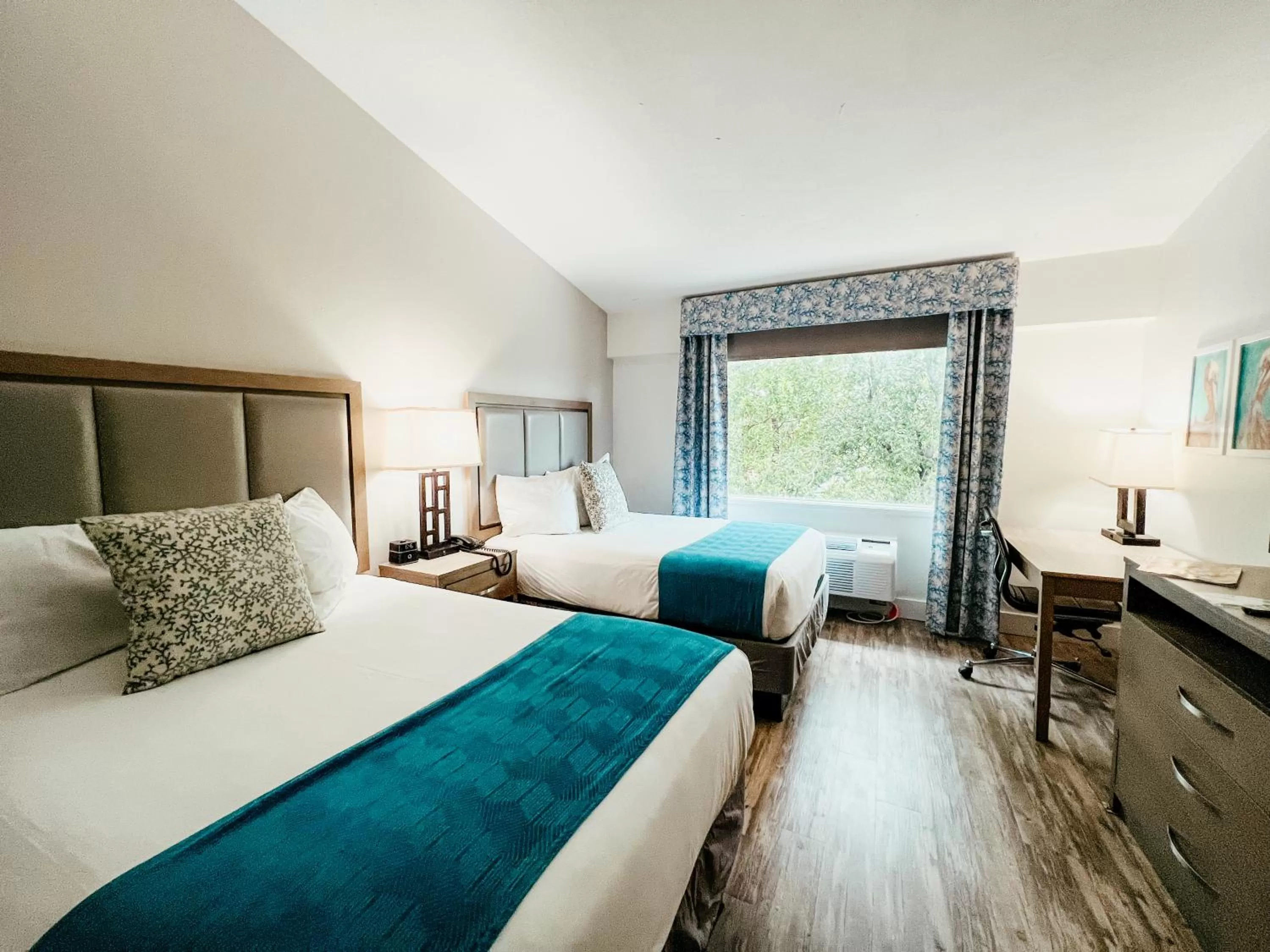 Premier Island View with Two Double Beds in Bayside Inn Key Largo