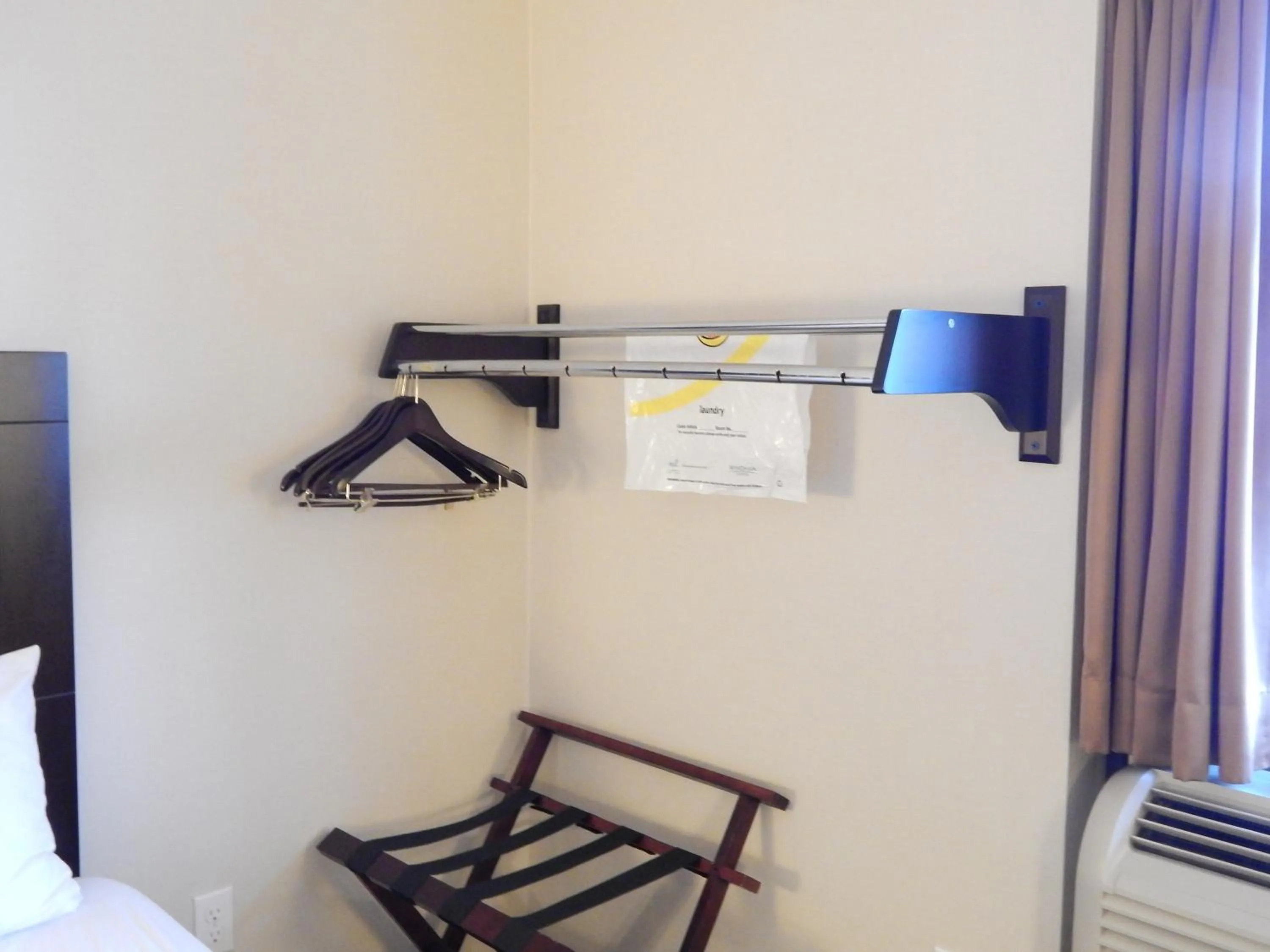 Deluxe Queen Room - Non-Smoking in Super 8 by Wyndham White River Junction