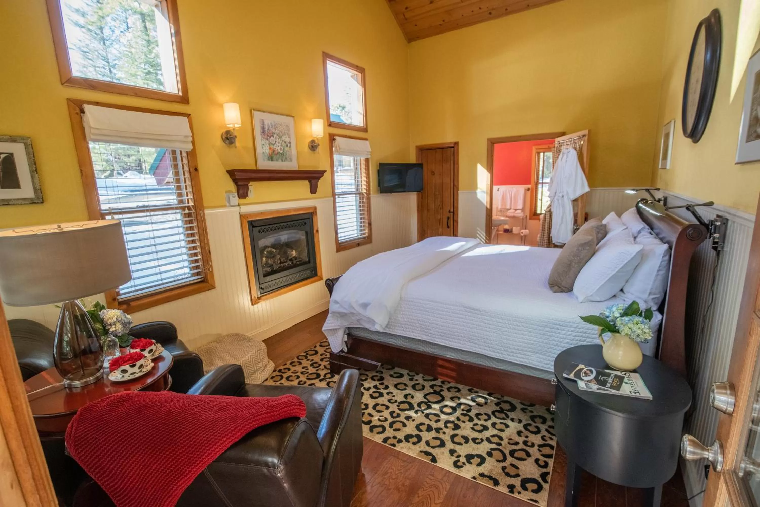 Deluxe King Suite in Elliott House Boutique Inn