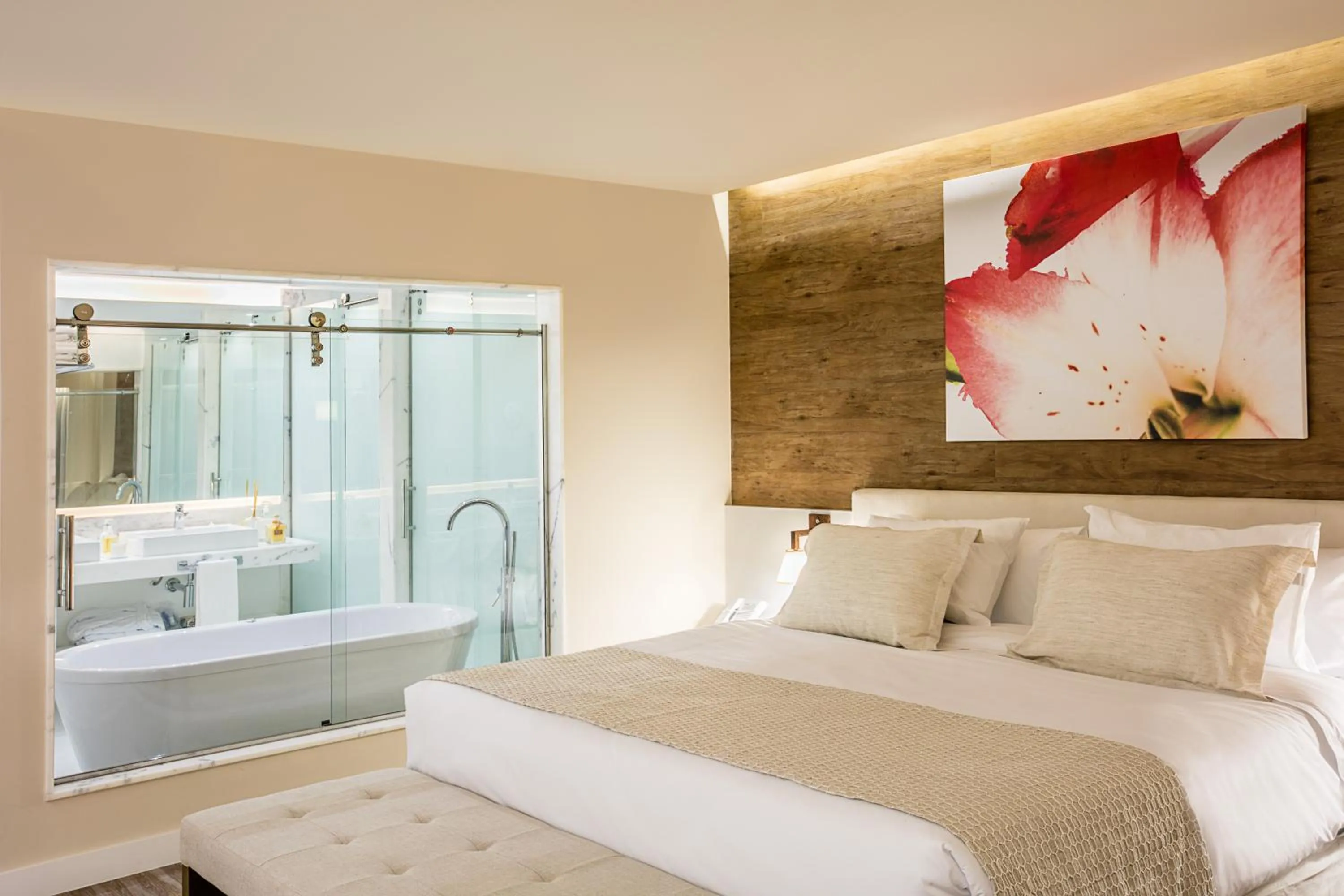 Deluxe King Room with Whirlpool - single occupancy in Vogue Square Fashion Hotel by Lenny Niemeyer