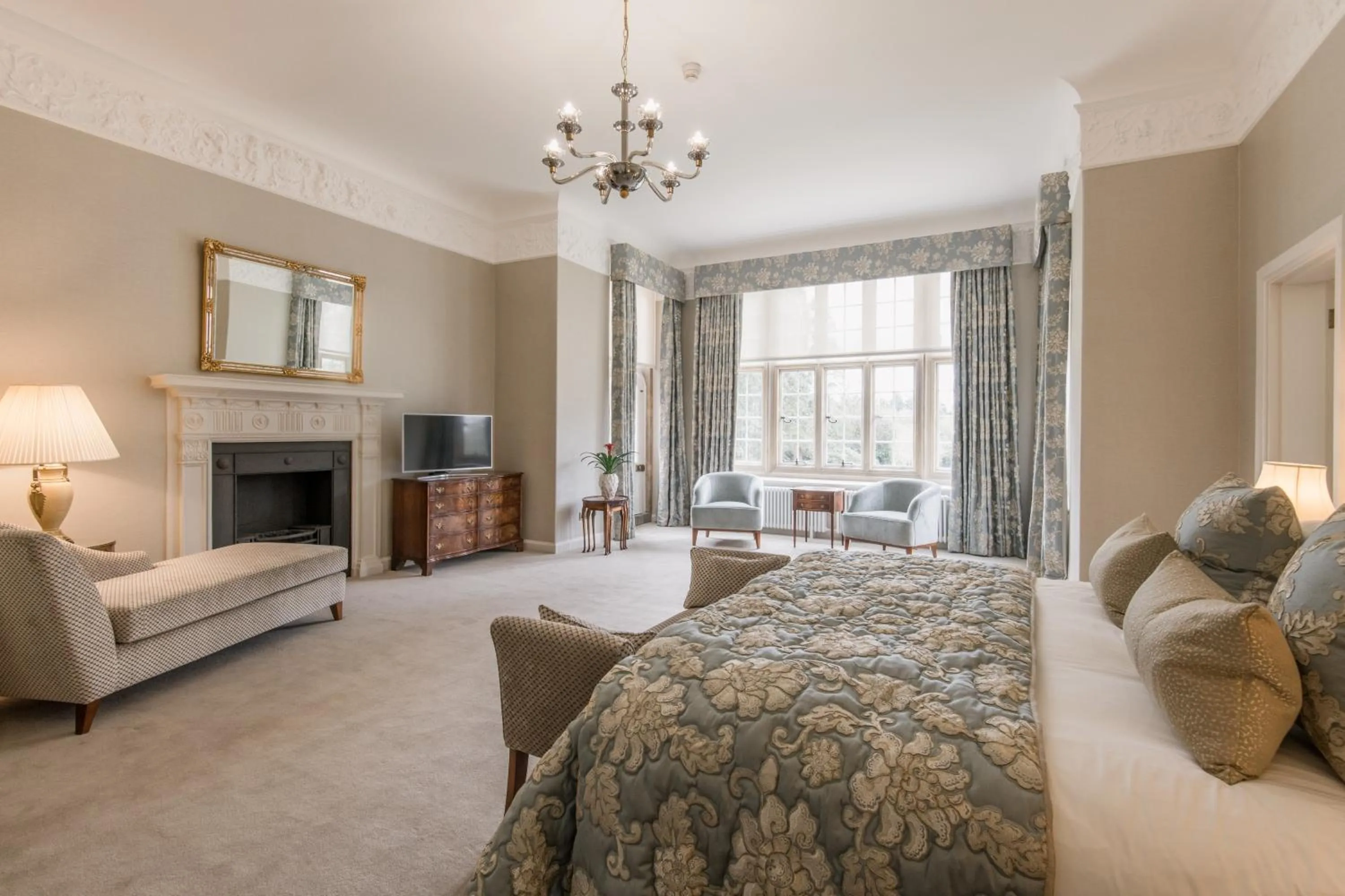 Mansion State Suite in Tylney Hall Hotel