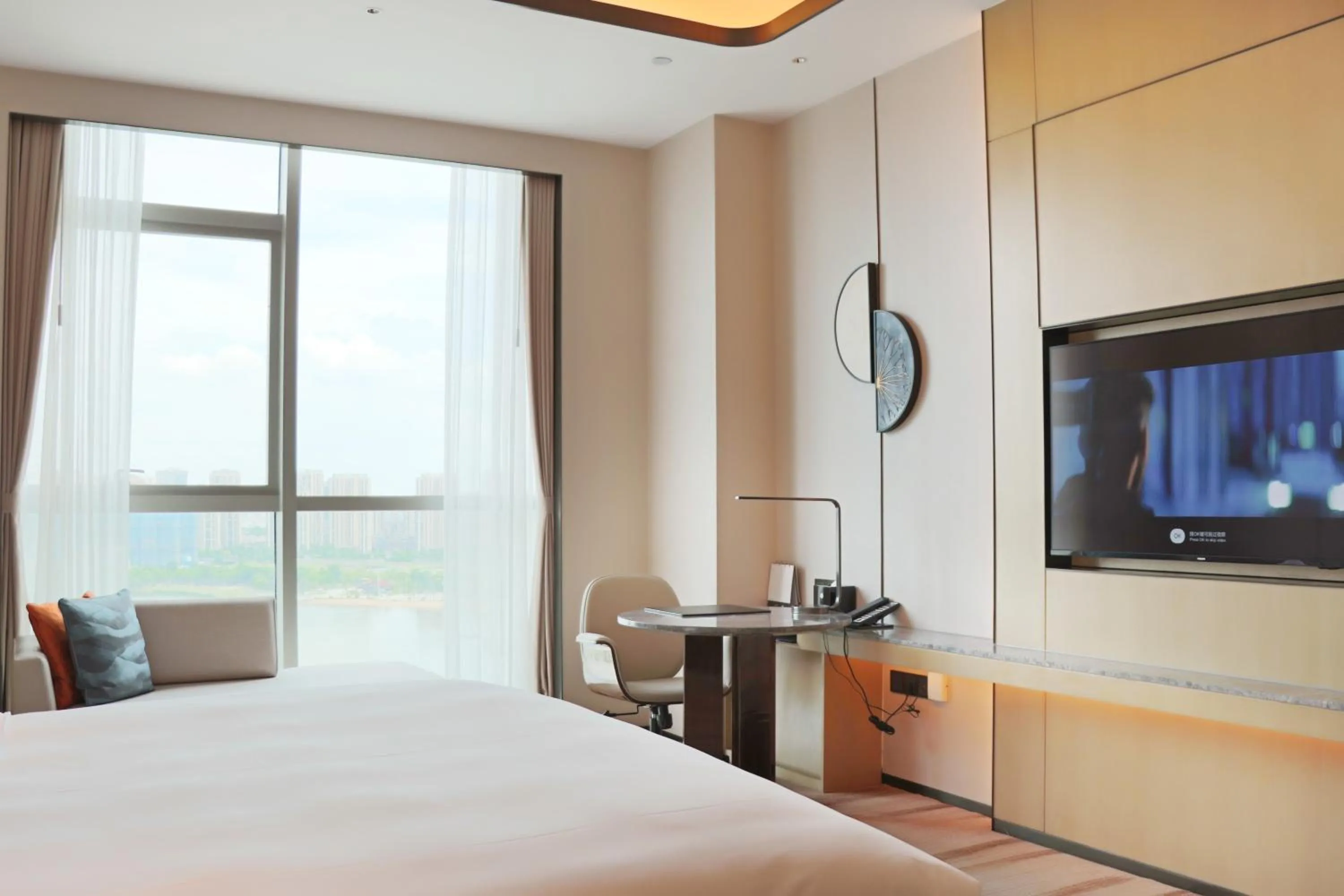 Deluxe Executive Room with Lake View and Lounge Access in Pullman Suzhou Taicang