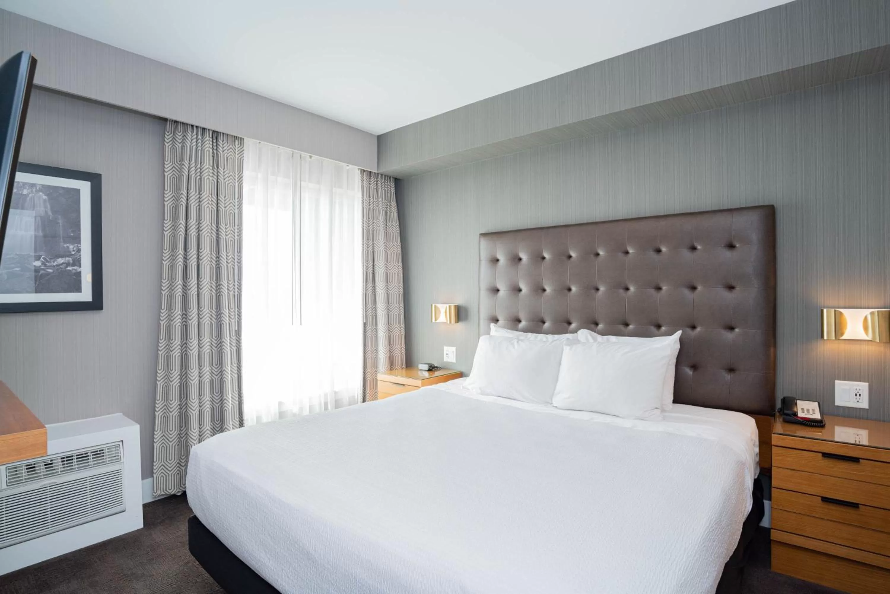 Standard Suite, 1 King Bed, Kitchen in Sandman Hotel Hamilton