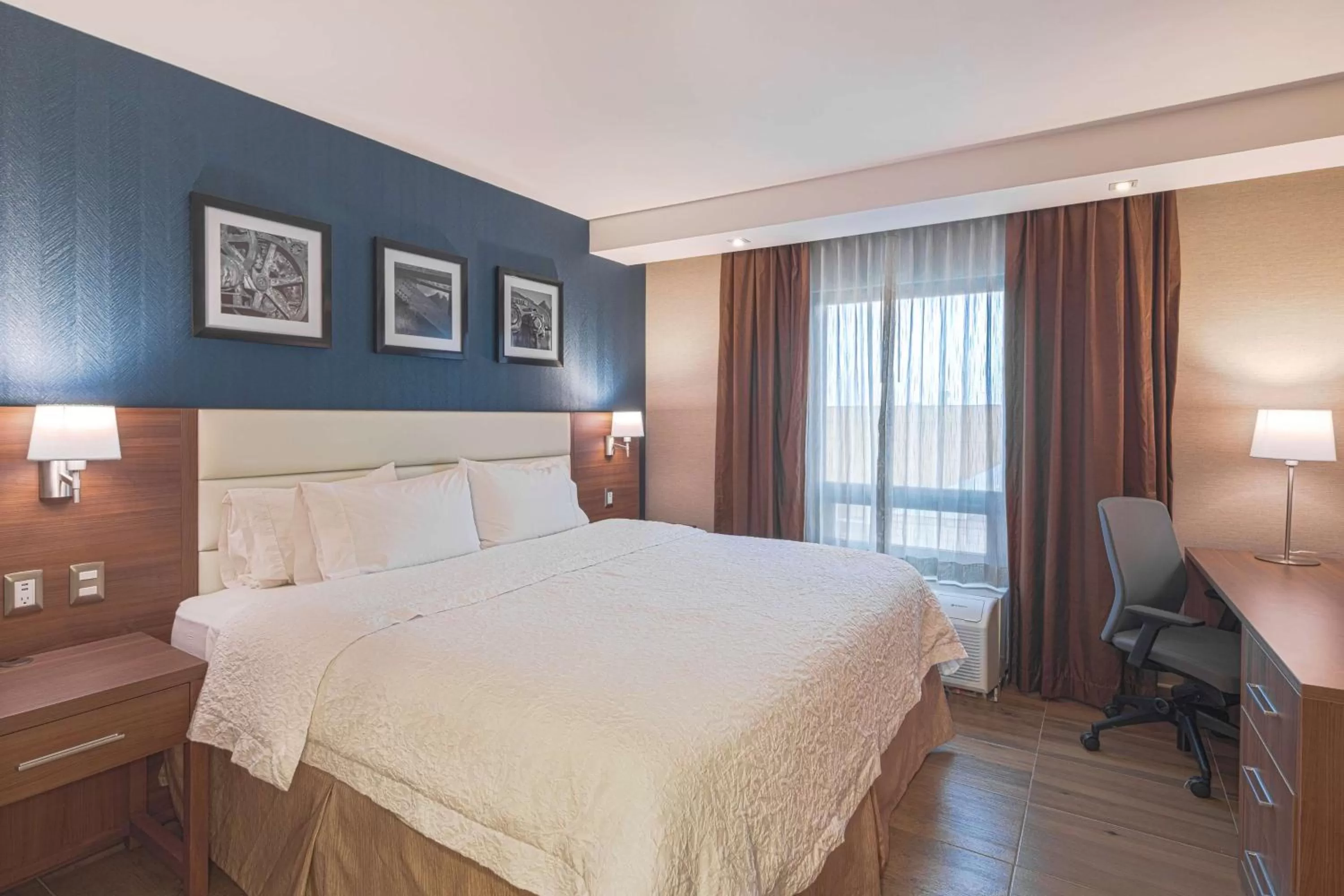 King Room with King Bed - Non-Smoking in Hampton by Hilton Monterrey Galerias Obispado