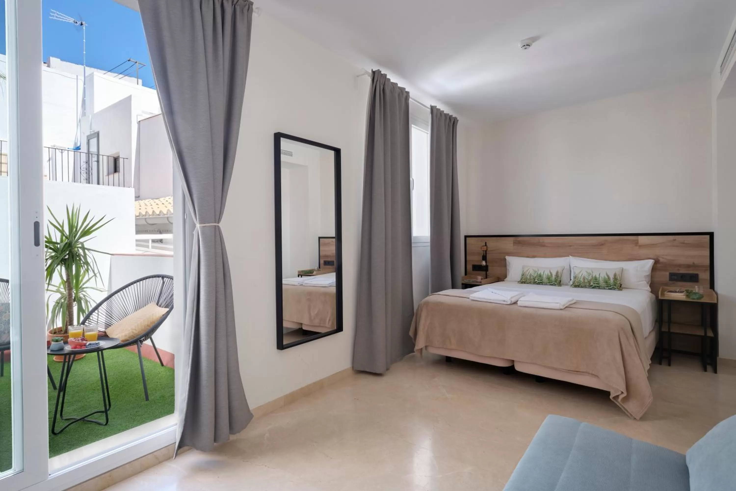 Quadruple Room with Terrace in Sweet Sevilla Suites