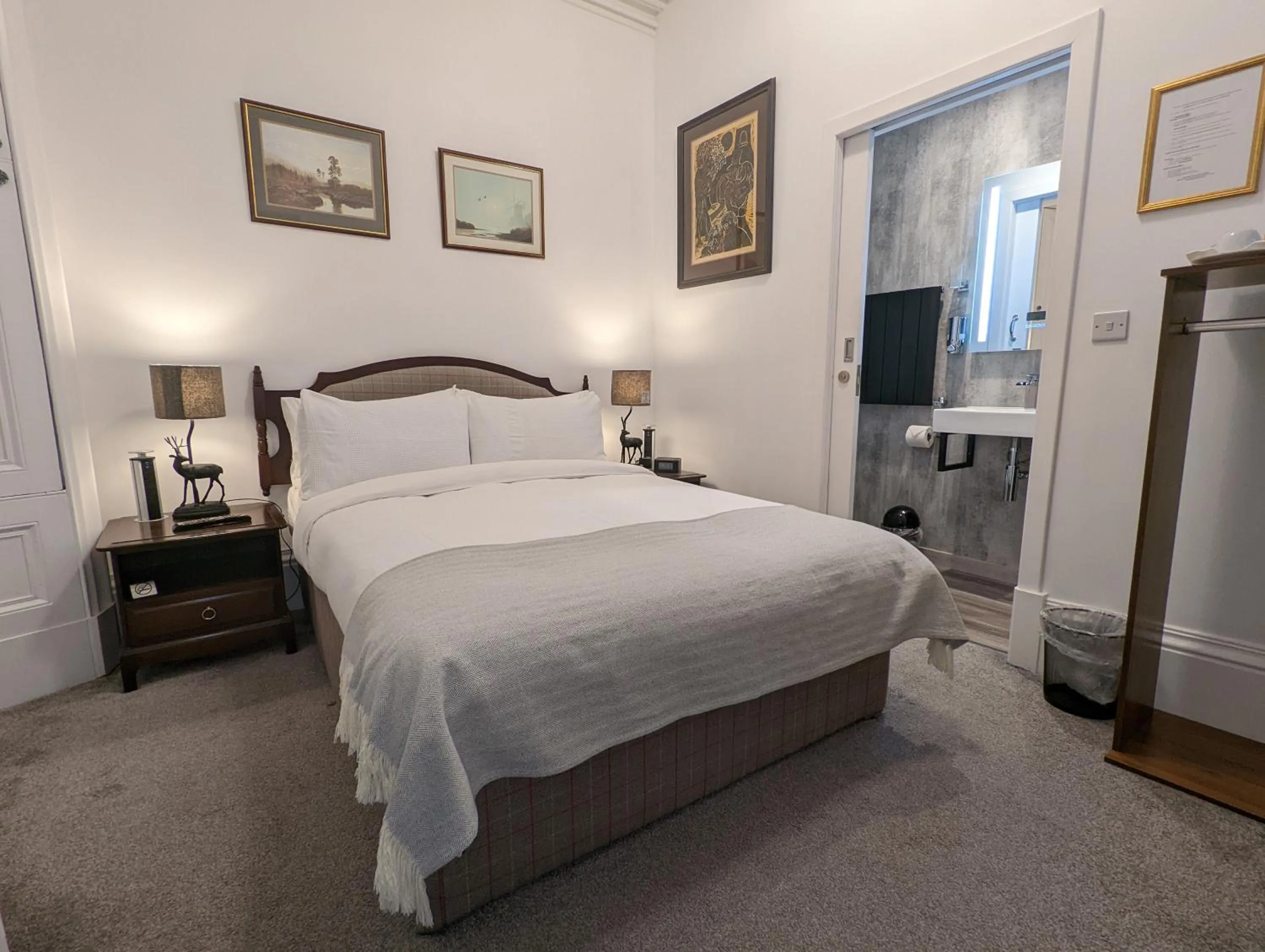 Single Room with Private Bathroom - single occupancy in Cambeth Lodge