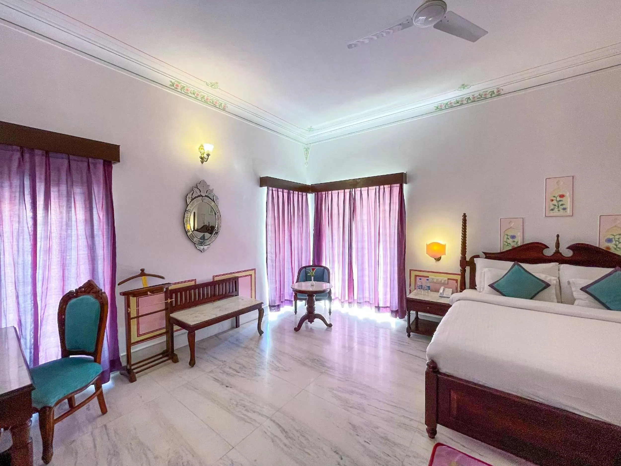 Photo of the whole room, Bed in Amar Kothi