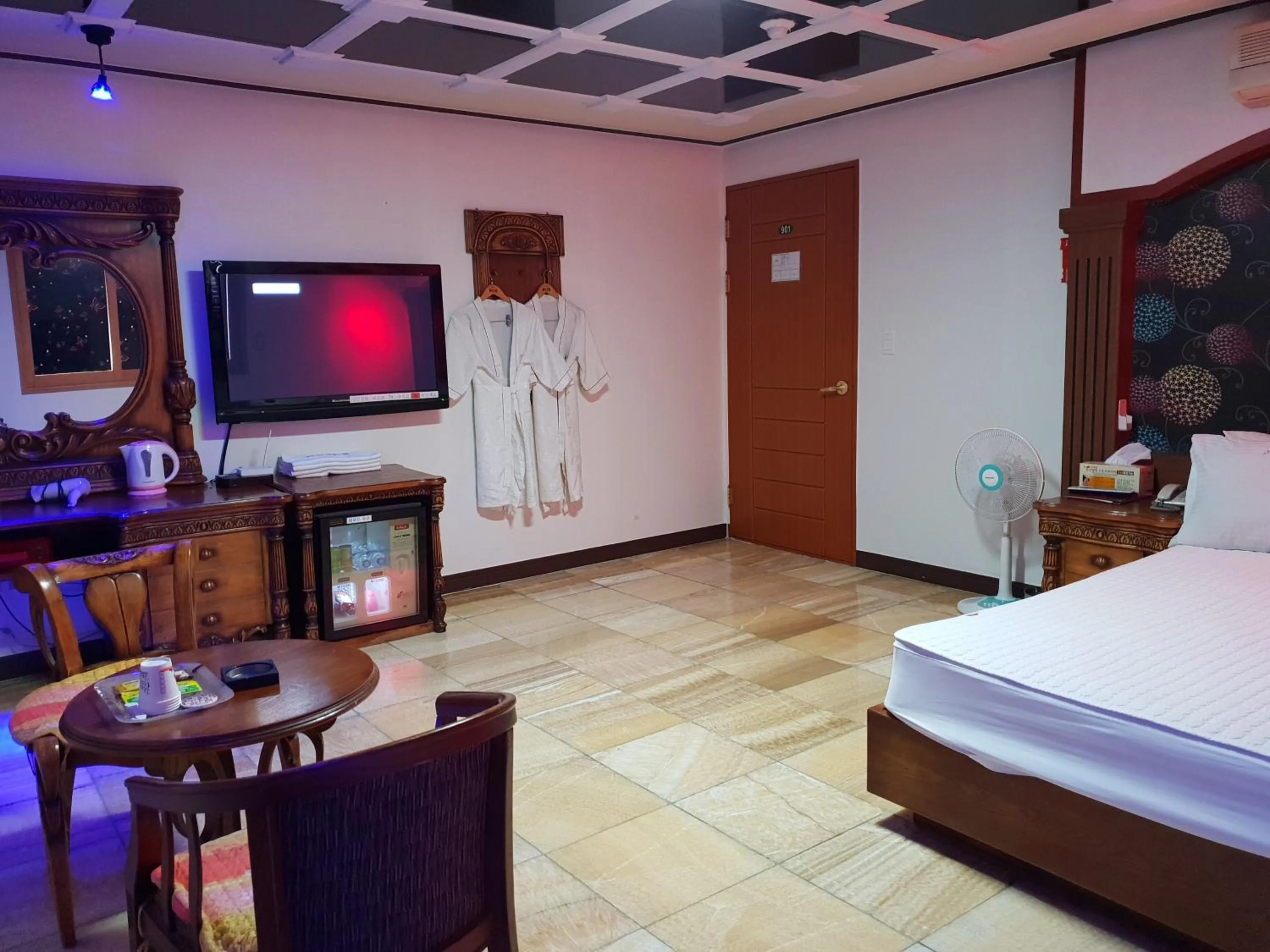 Bedroom, Bed in Plus Motel