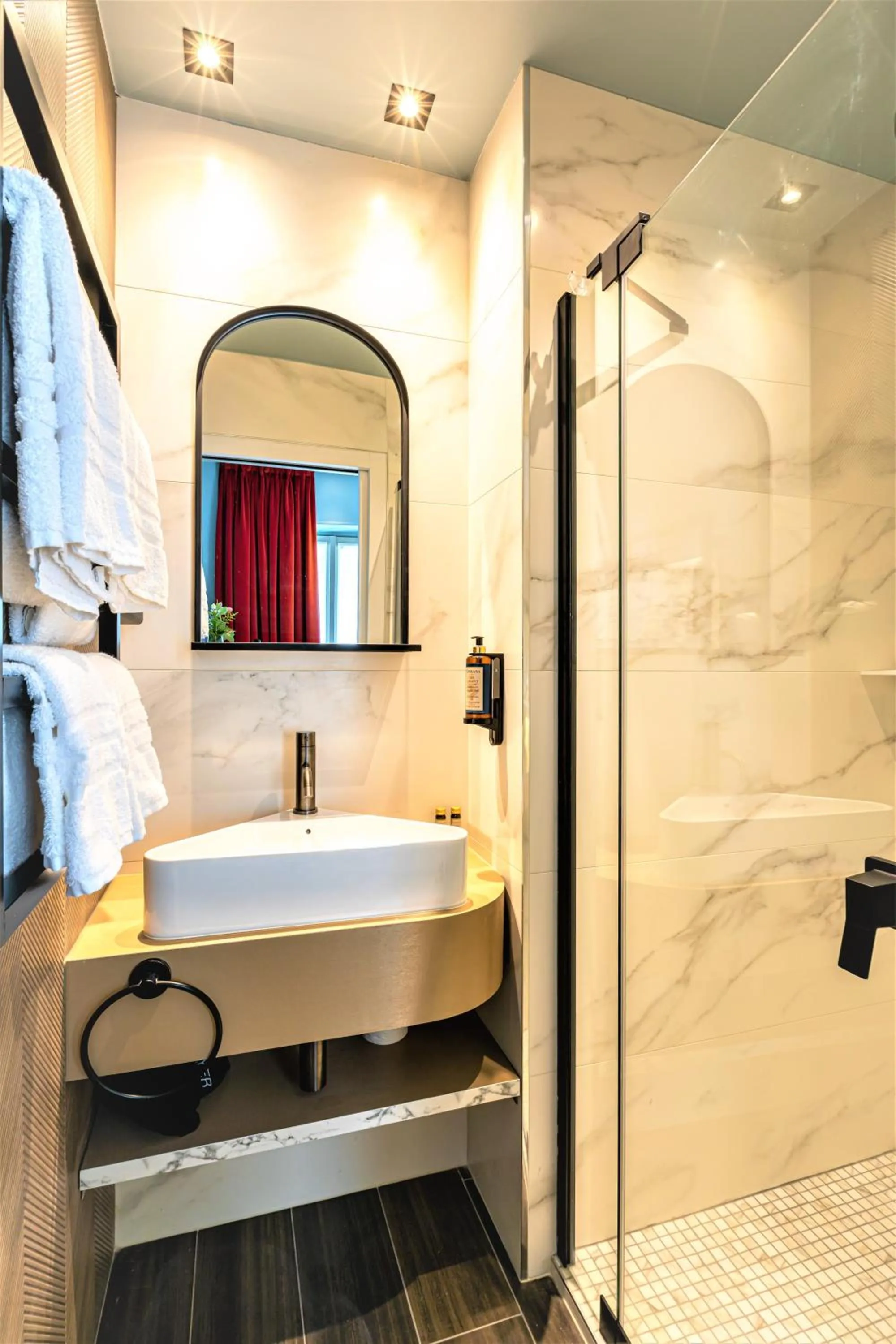Bathroom in Hôtel Veryste & Spa Paris