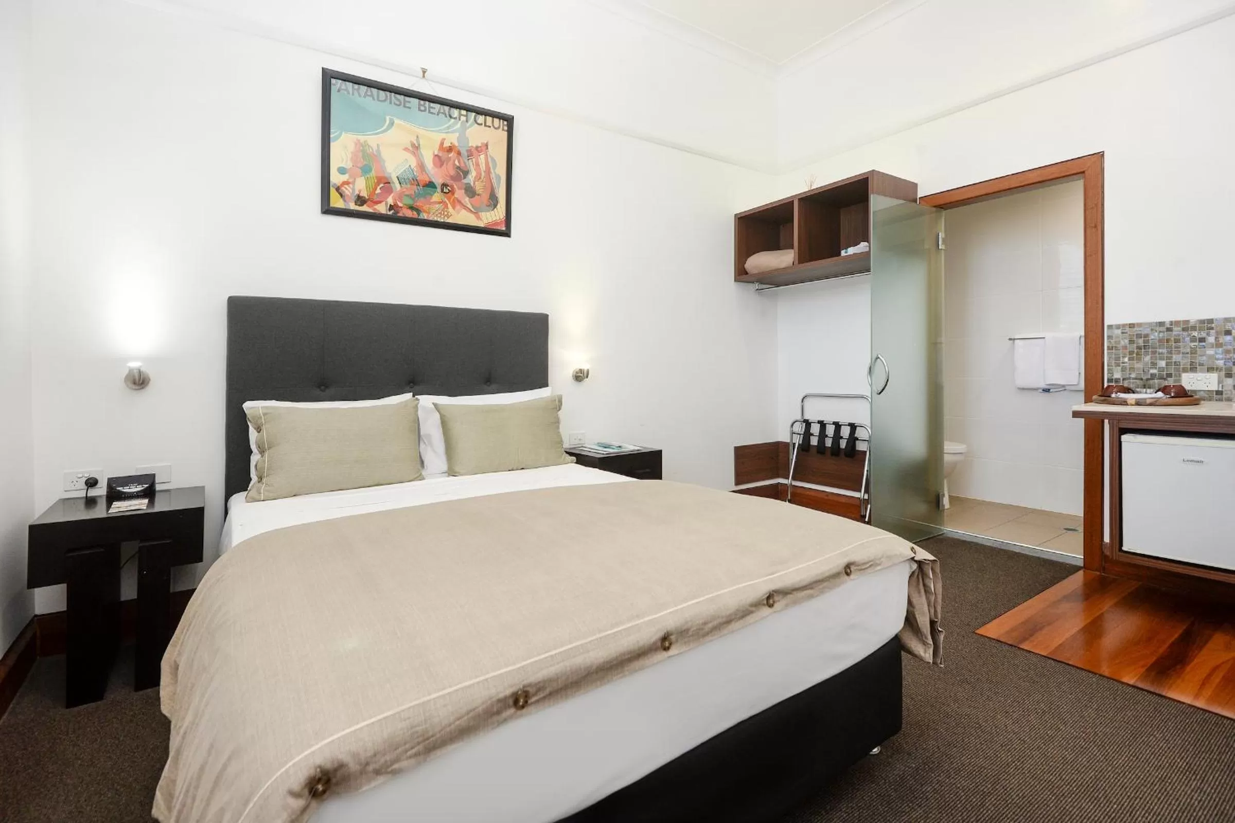 Deluxe Queen Room with Private Bathroom in Pier Hotel Coffs Harbour