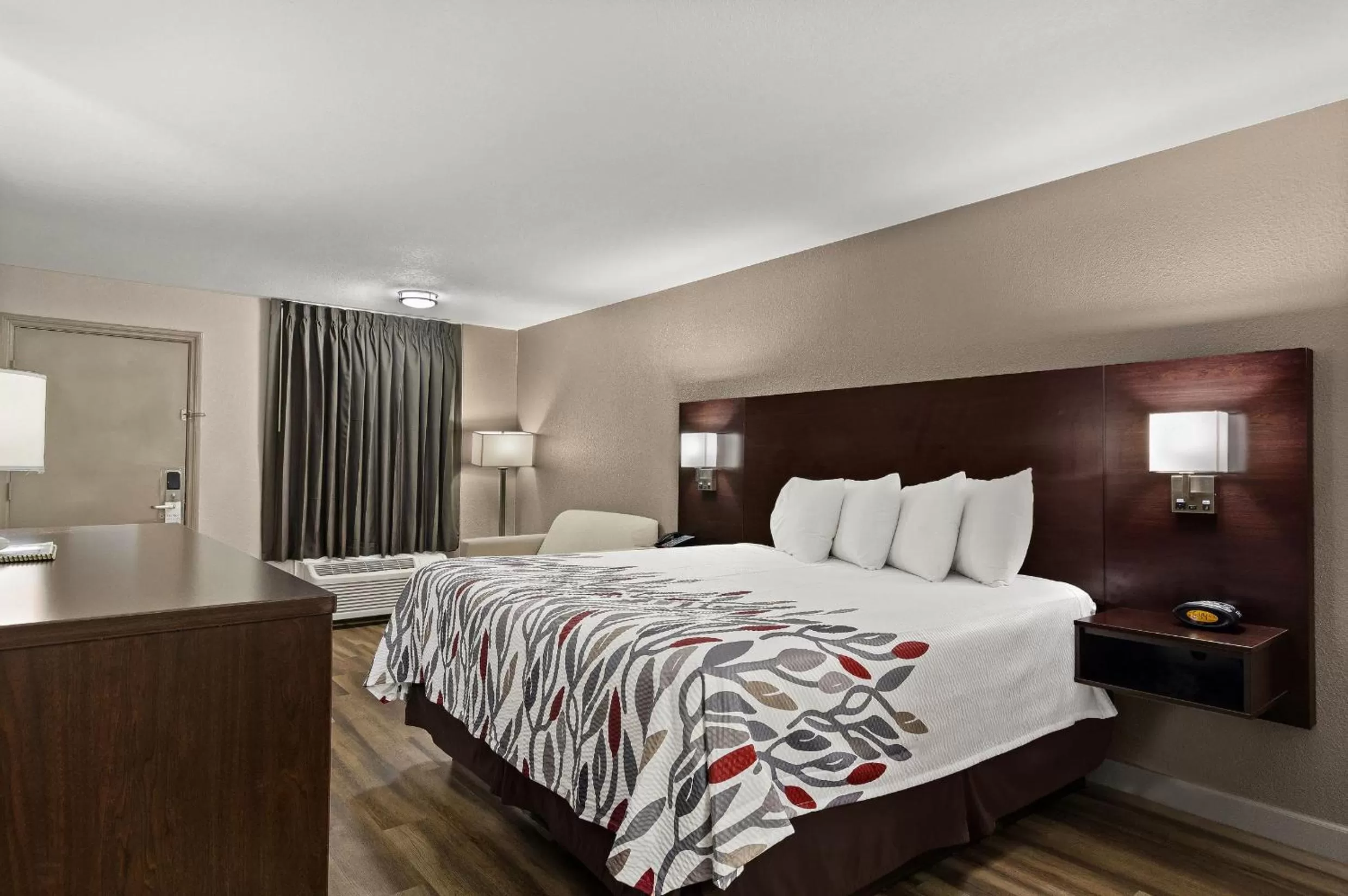 Superior King Room Non-Smoking - single occupancy in Red Roof Inn Baldwin