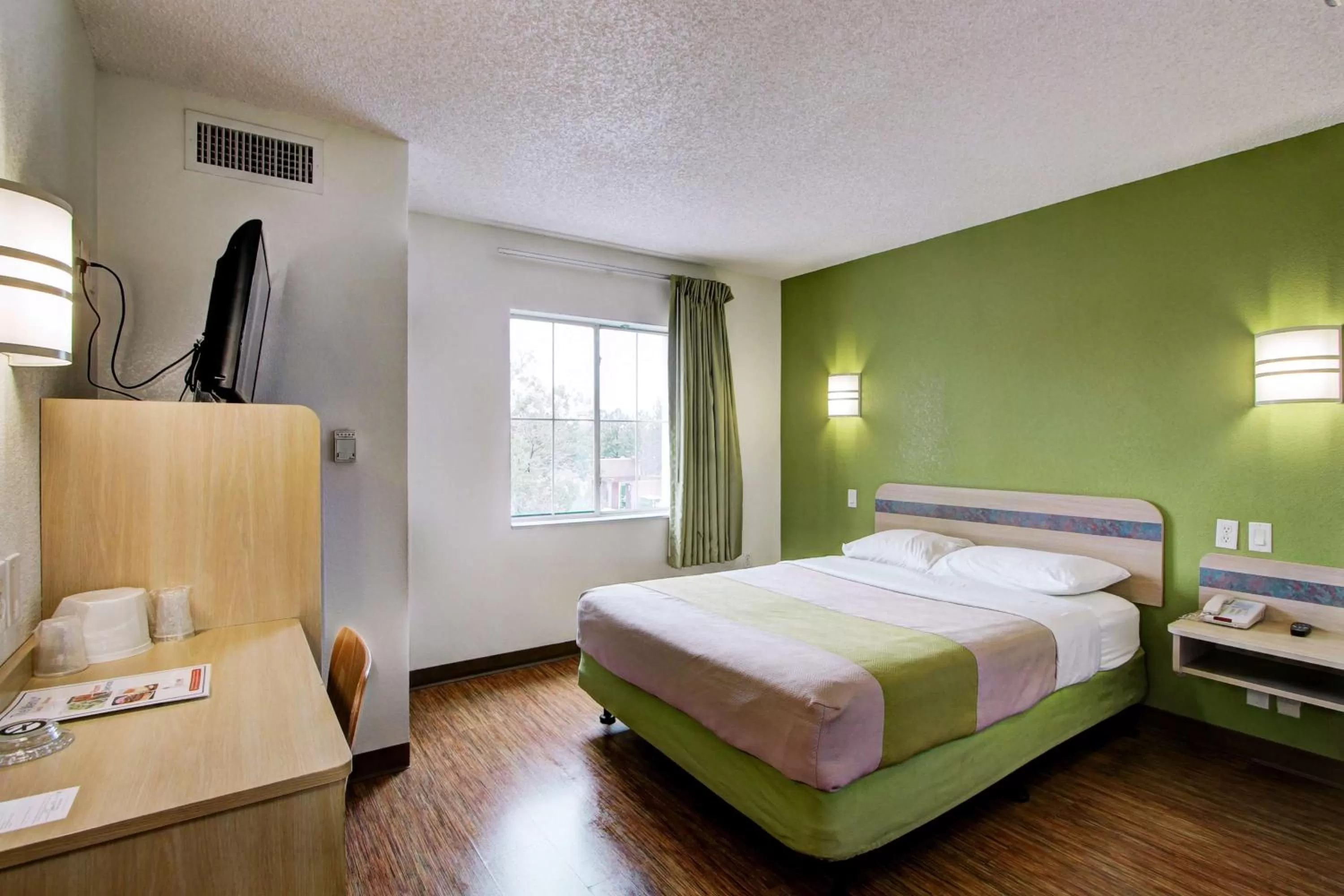 Deluxe Queen Room in Super 8 by Wyndham Aurora East