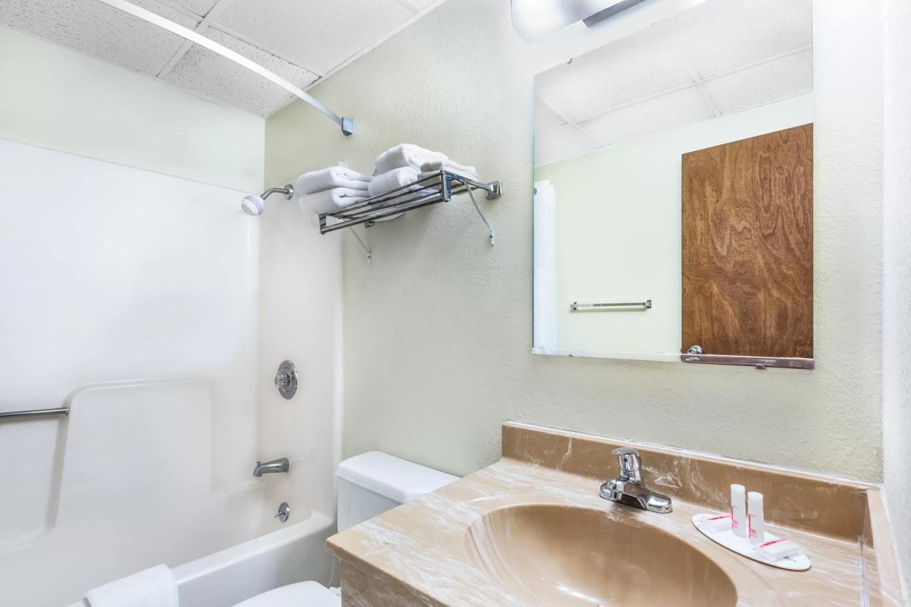 Queen Room - Non-Smoking in Days Inn by Wyndham Warrensburg