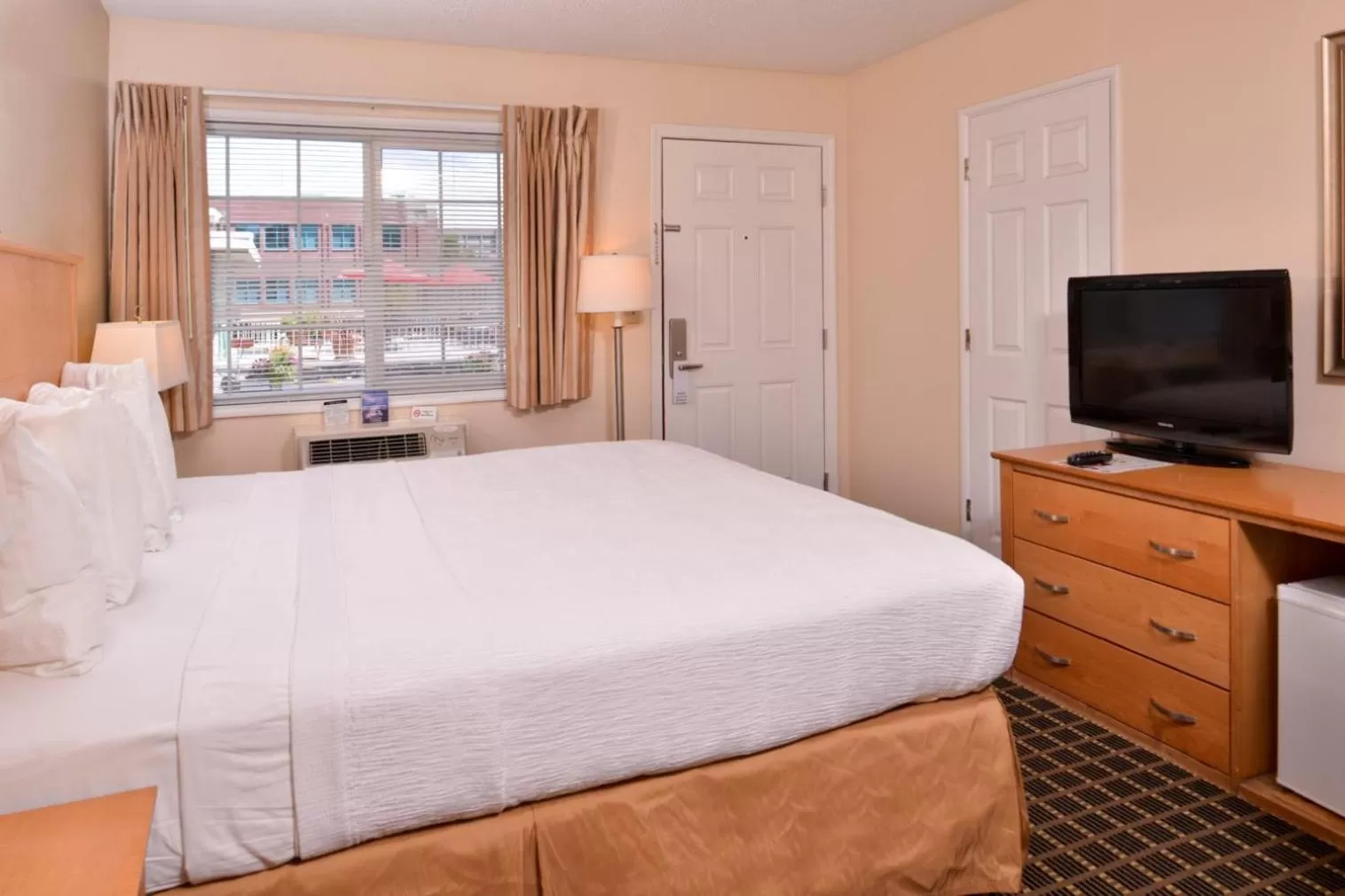 Queen Room - single occupancy in Campus Inn & Suites Eugene Downtown