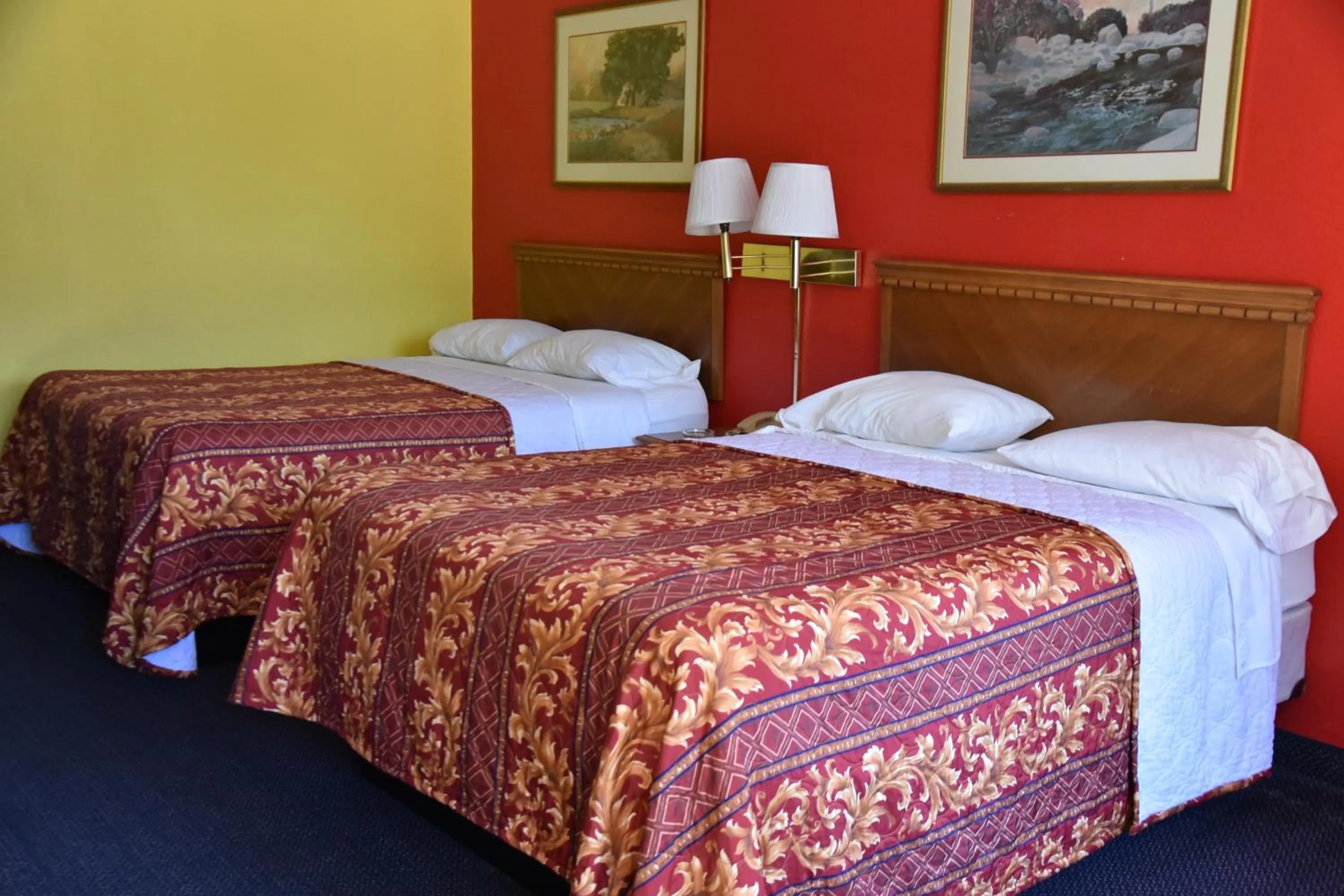 Queen Room with Two Queen Beds - Non-Smoking in Homeplace Inn