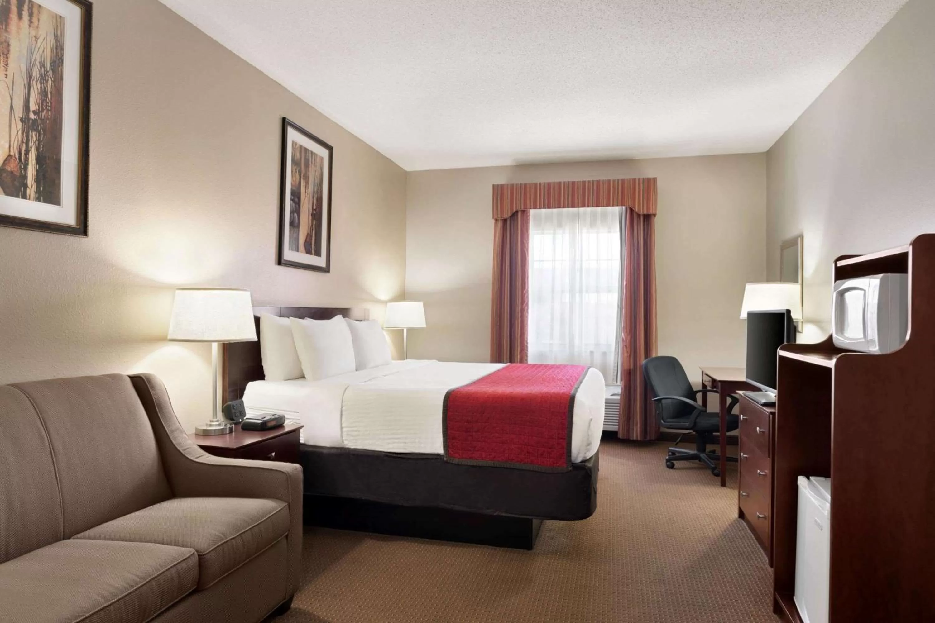 Deluxe King Room - Non-Smoking in Ramada by Wyndham Elizabethtown