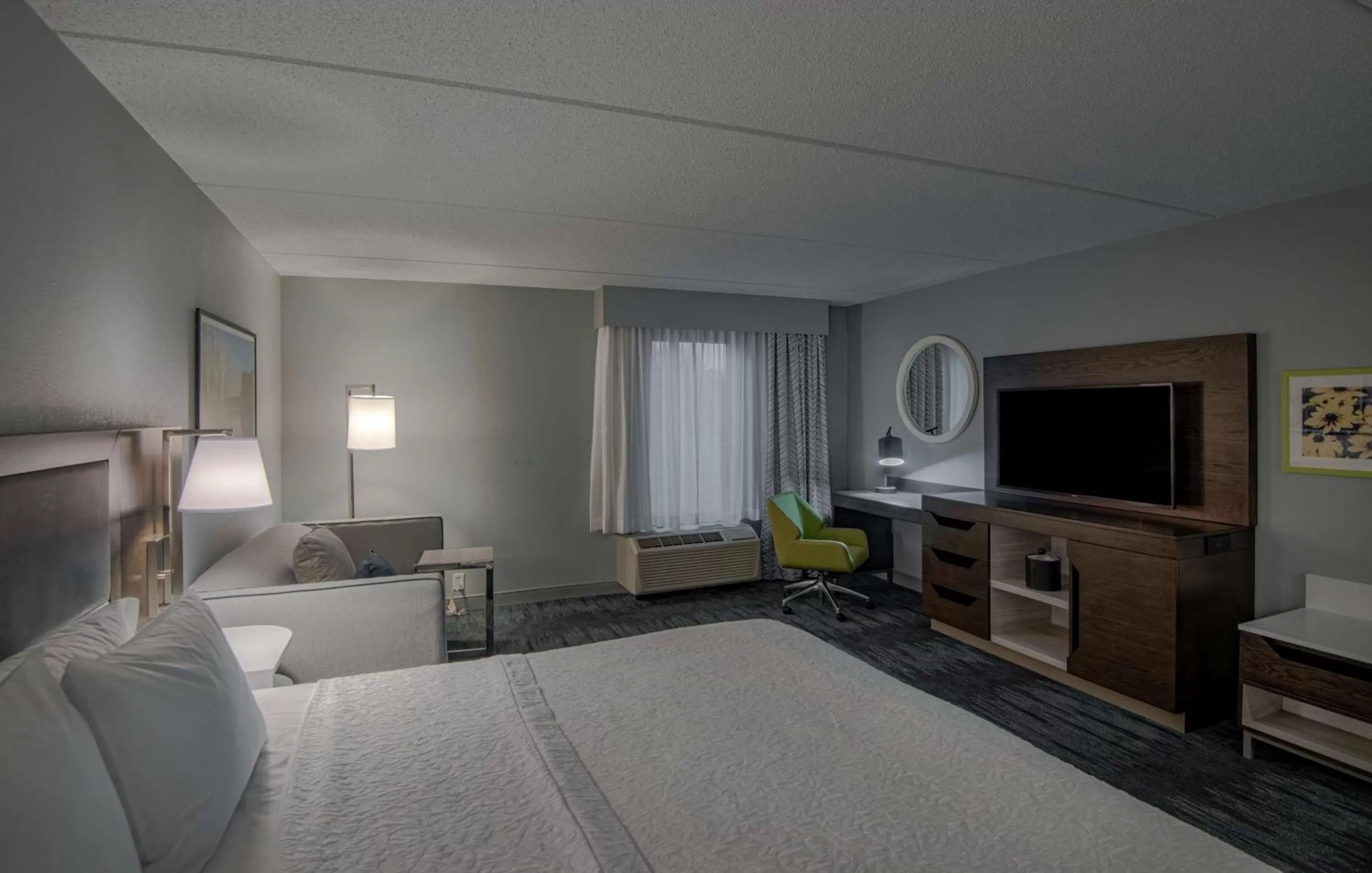 King Room with Sofa Bed - Non-Smoking in Hampton Inn Waldorf