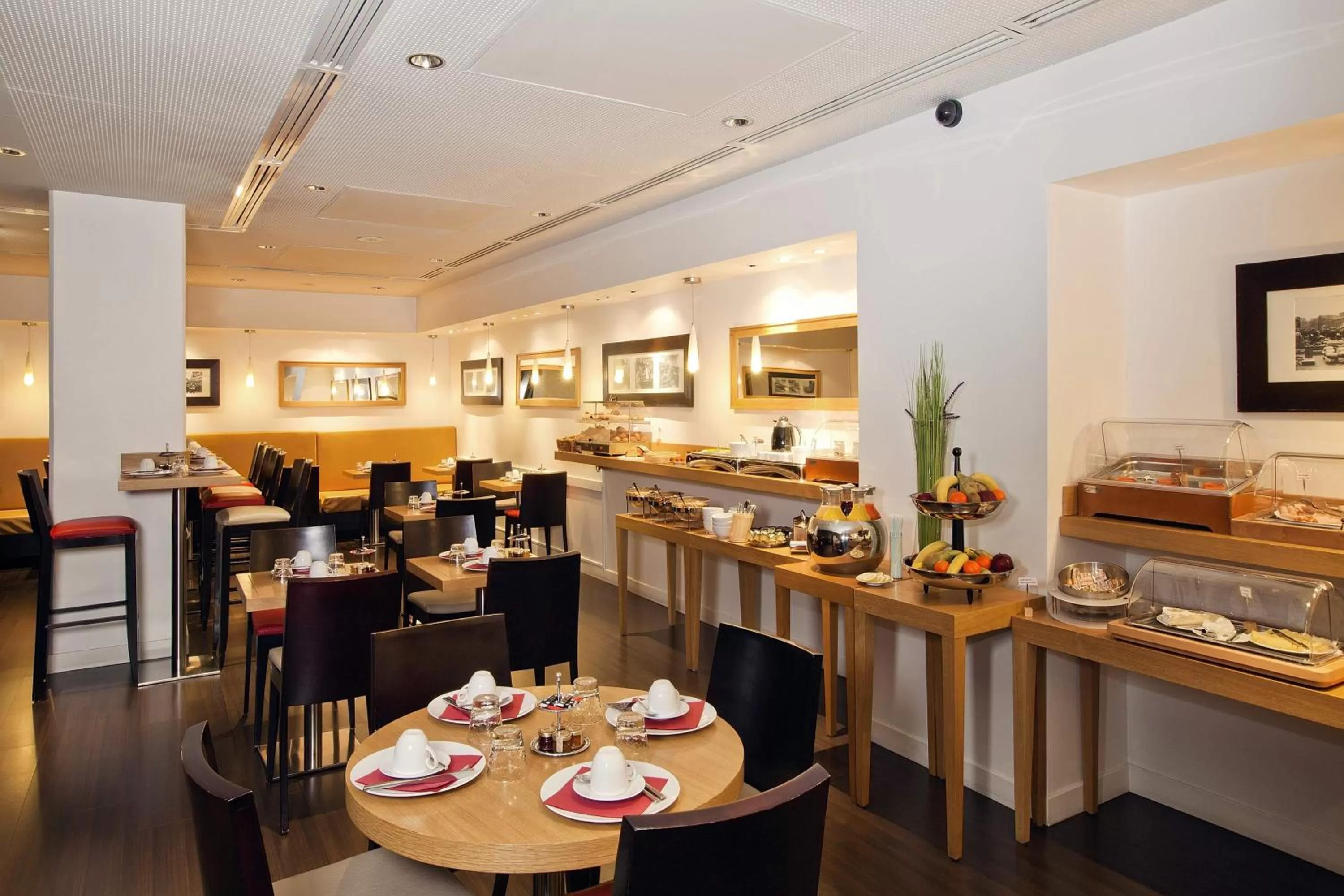 Restaurant/places to eat in Residhome Paris Opéra