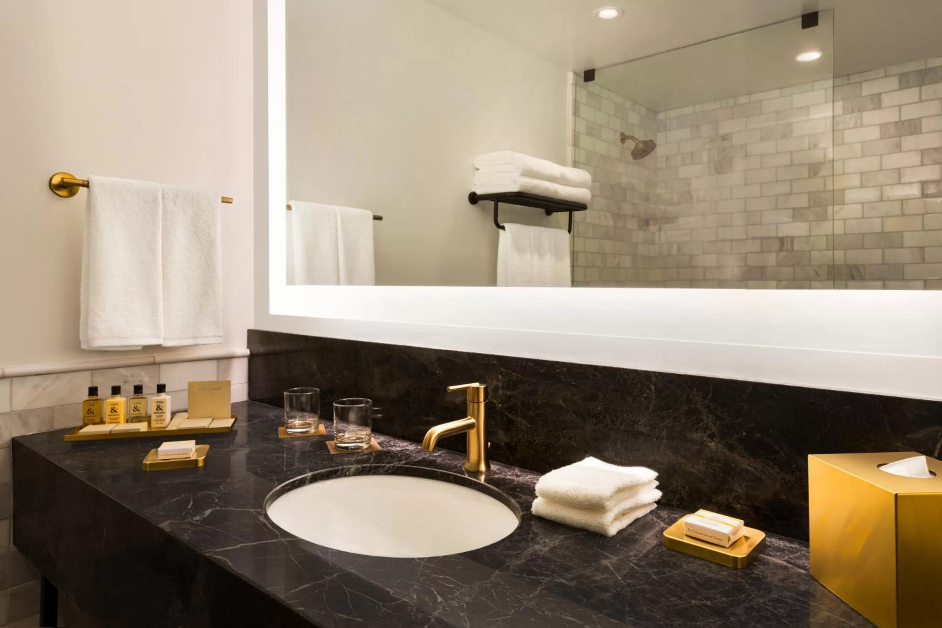 Deluxe Queen Room in EXchange Hotel Vancouver