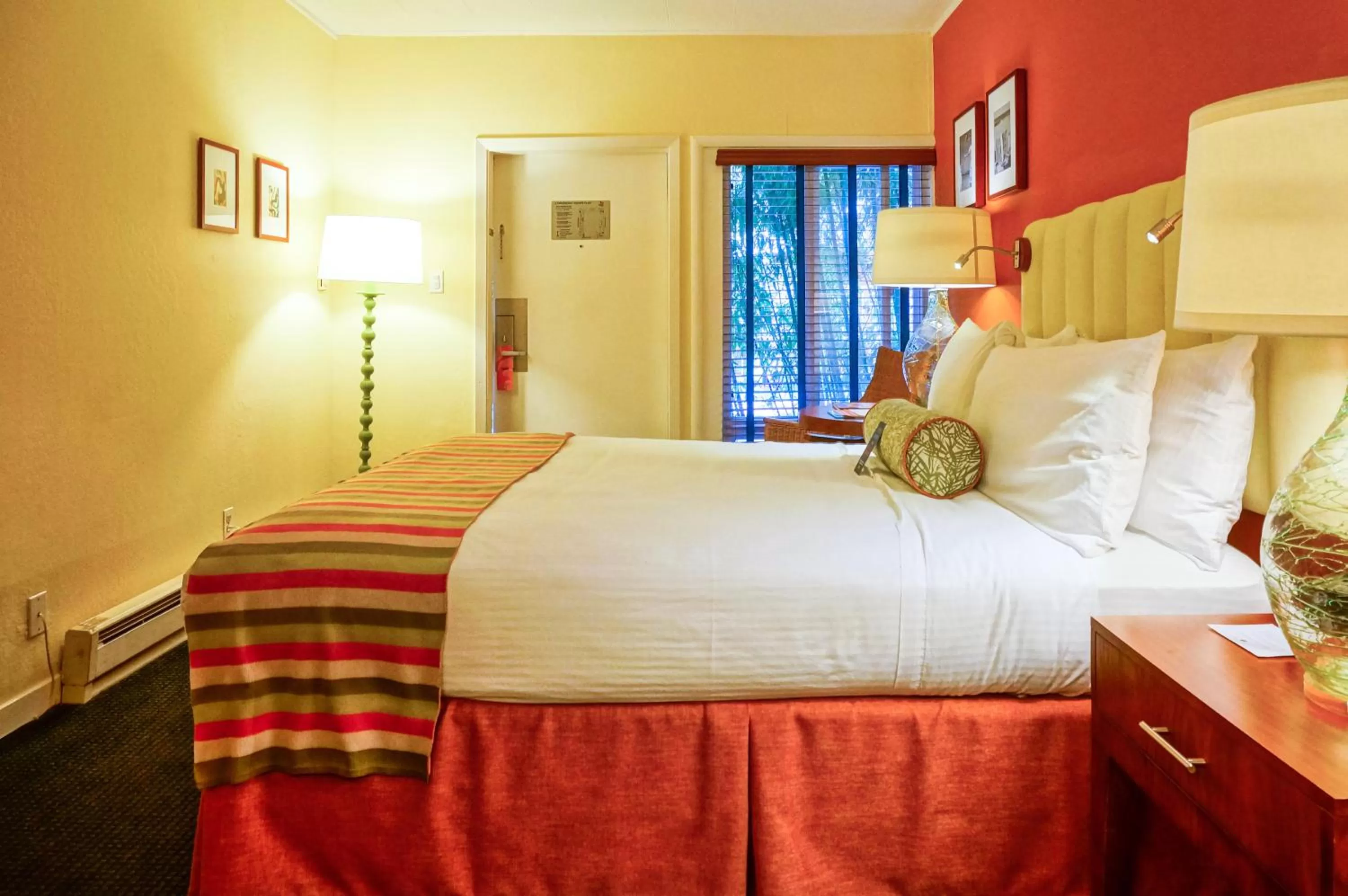 Queen Room with Pool View in Hotel Del Sol