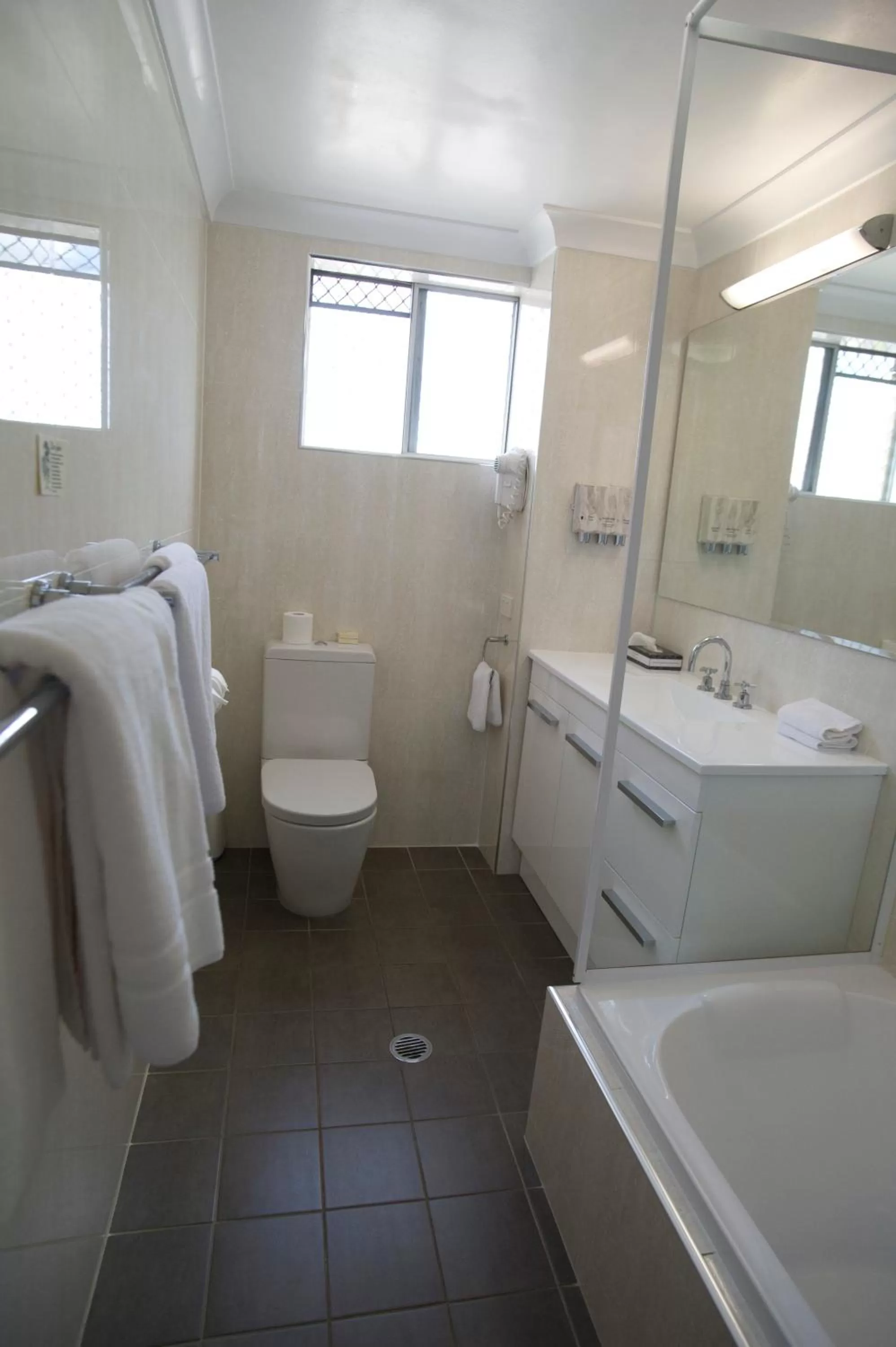 Two-Bedroom Suite in Mid City Motor Inn Singleton