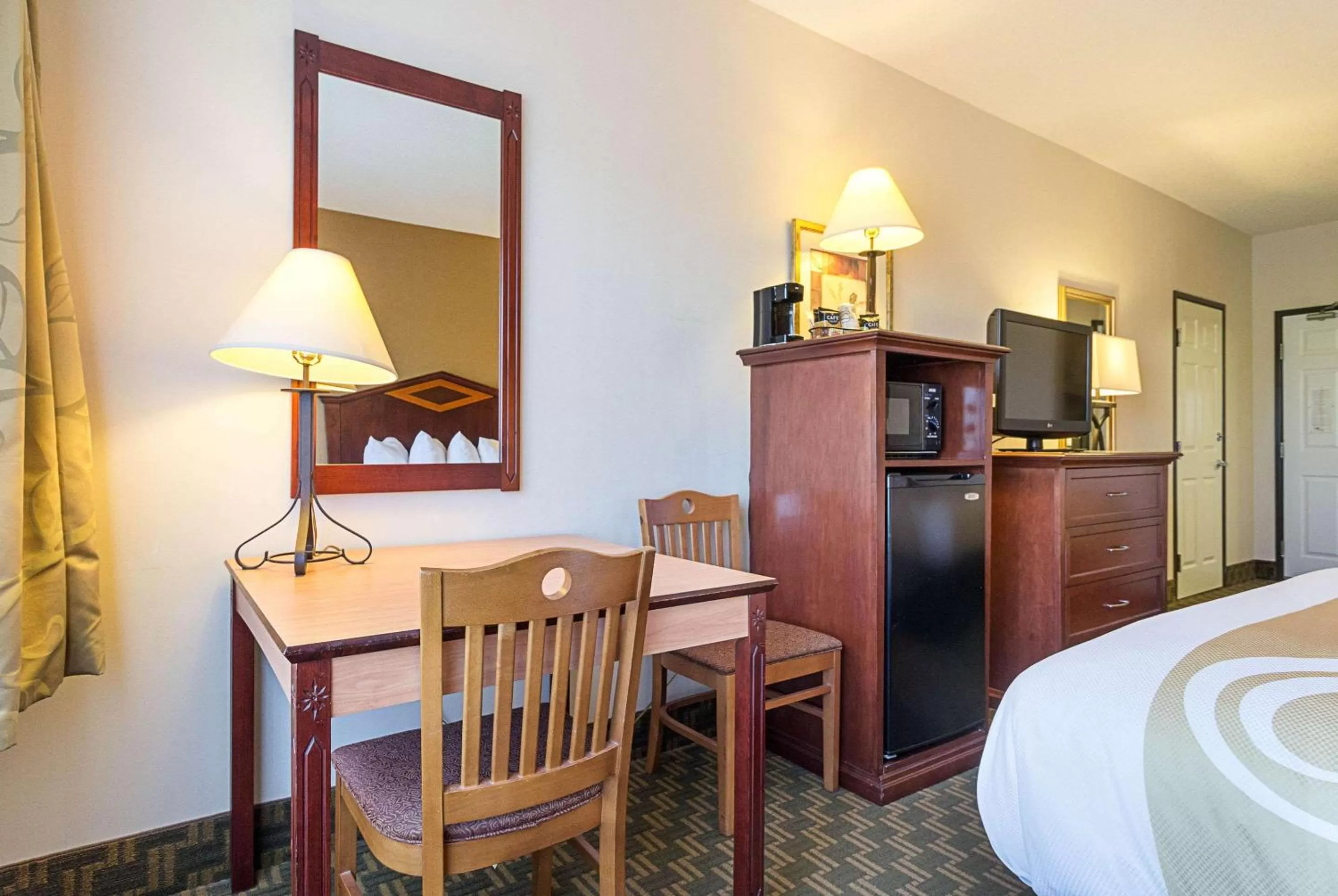Photo of the whole room, Bed in Quality Inn Fairmont
