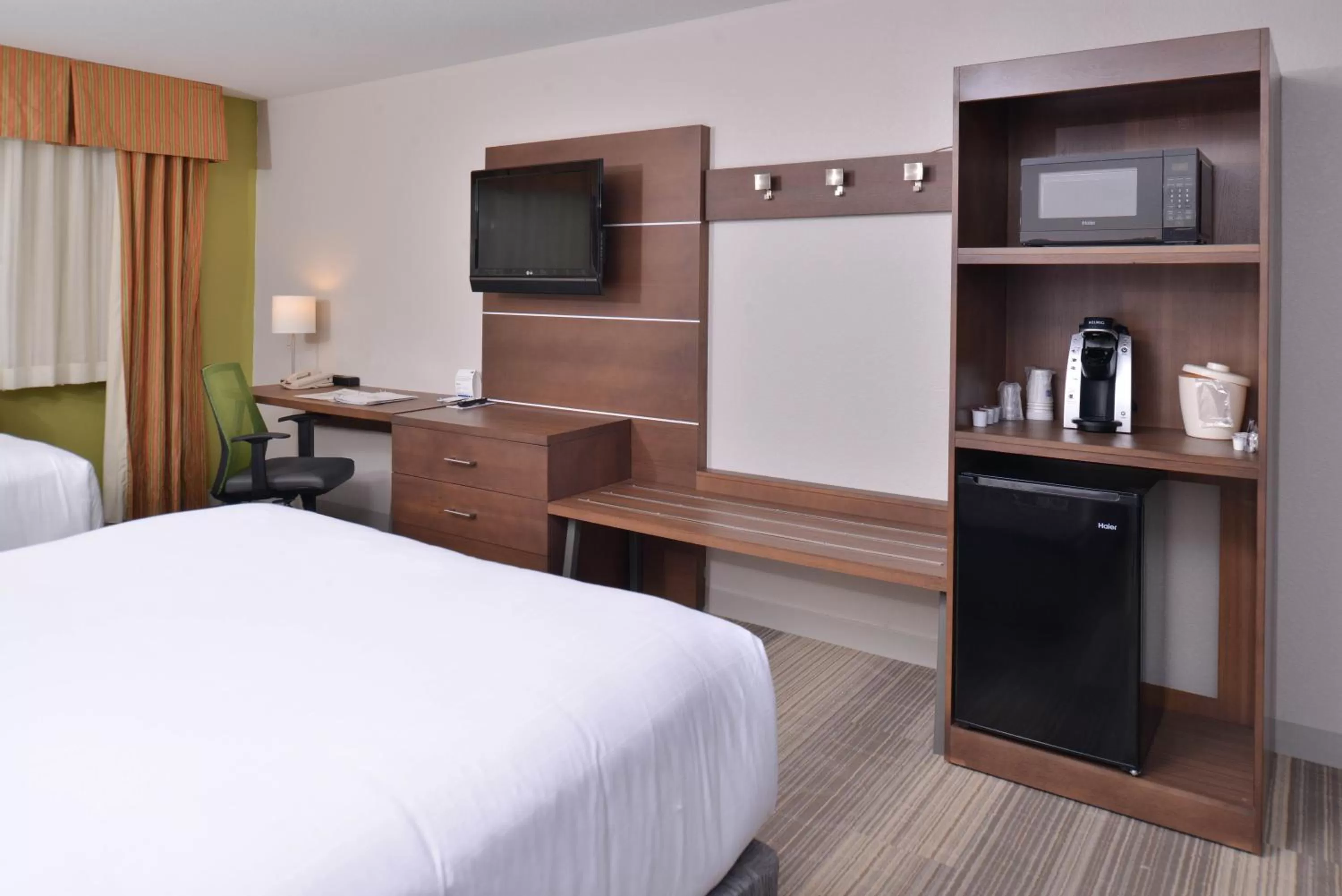Standard Queen Room with Two Queen Beds in Holiday Inn Express Hotel and Suites Stevens Point by IHG