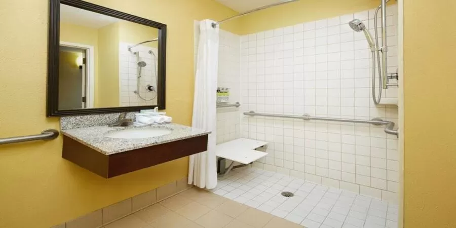 King Room - Mobility Access/Roll in Shower - Non-Smoking in Holiday Inn Express Tifton by IHG