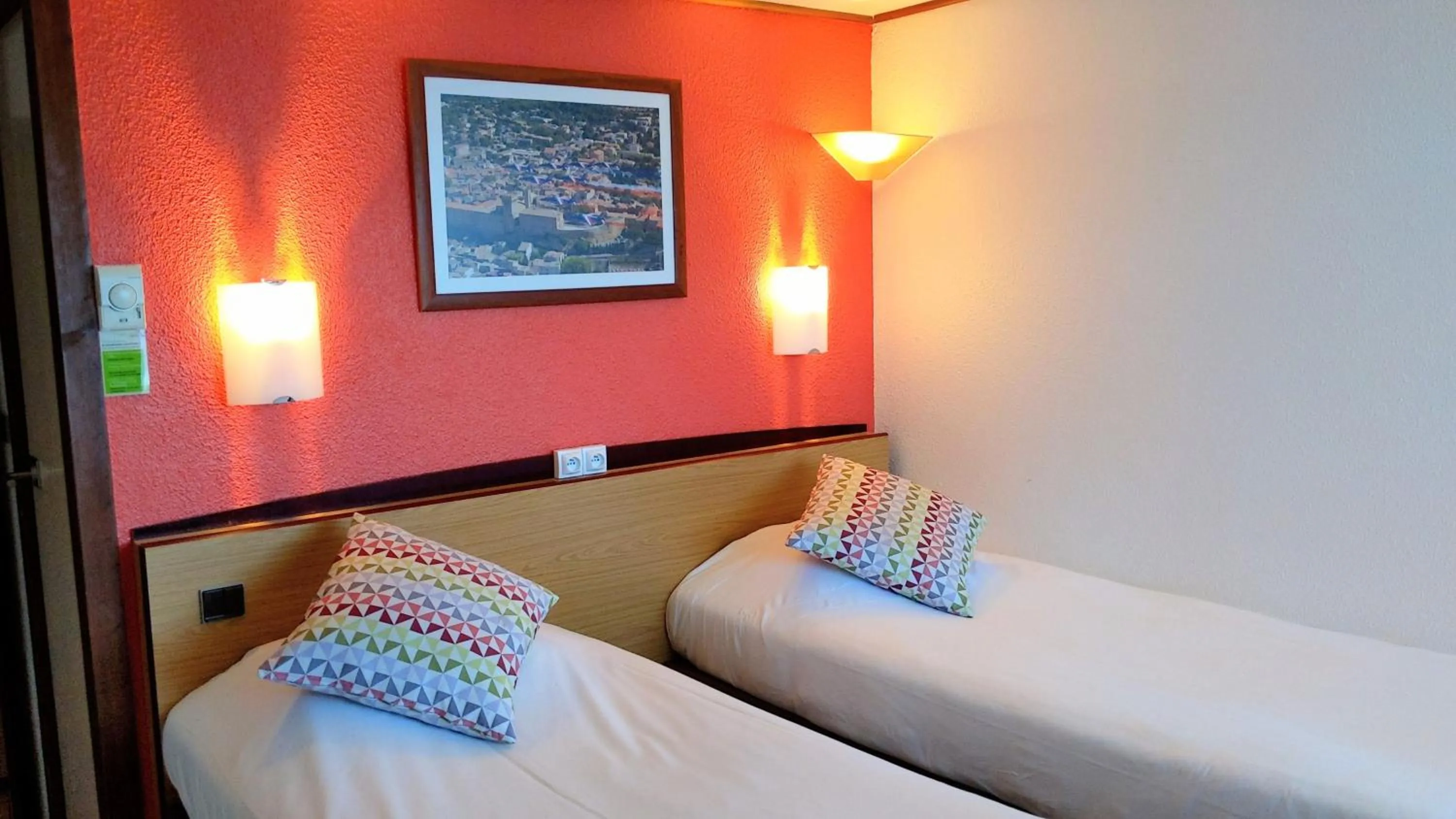 Twin Room with Junior Bed in Campanile Salon-De-Provence