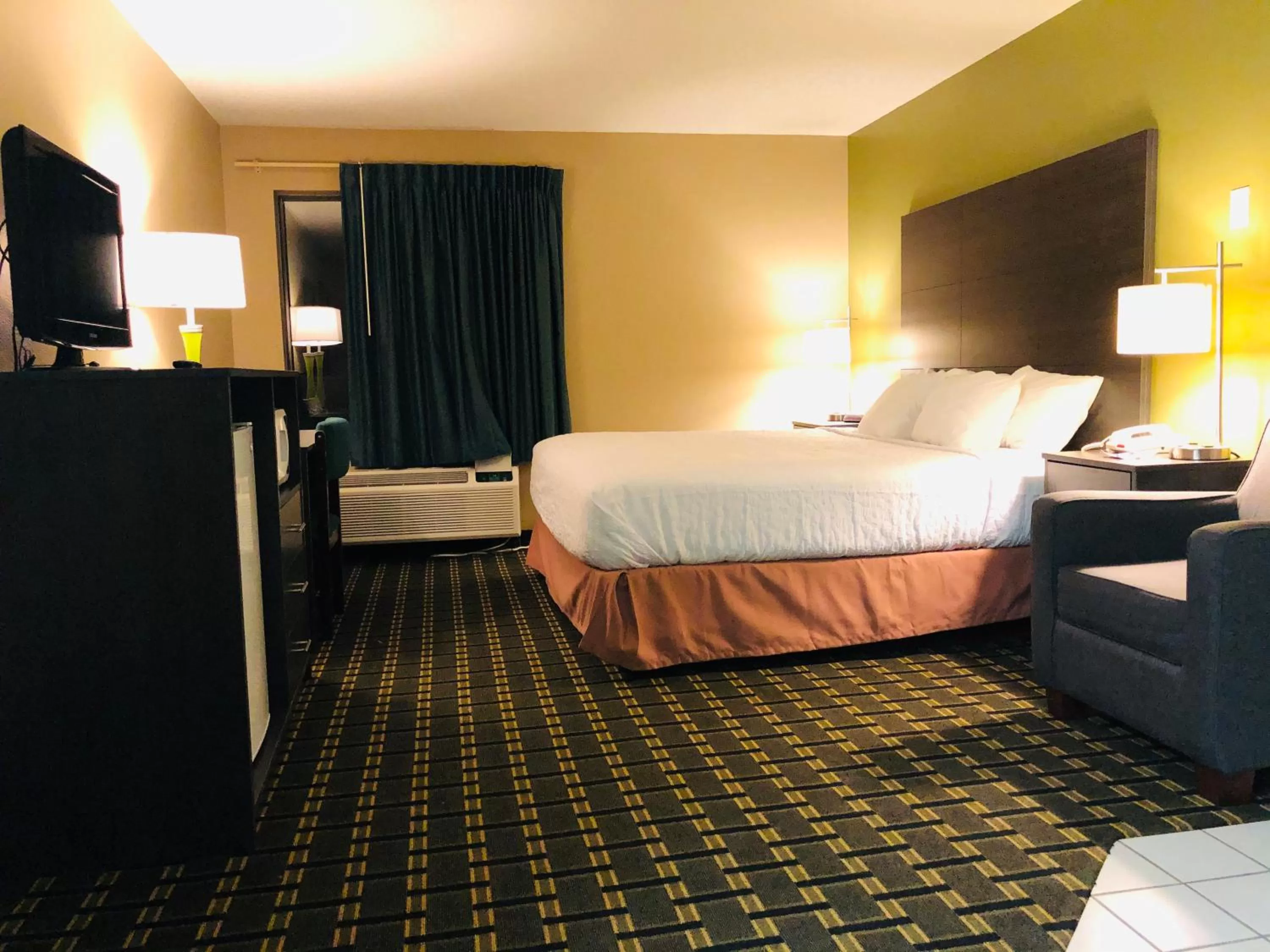 Deluxe King Room - Non-Smoking in Boarders Inn & Suites by Cobblestone Hotels Columbus