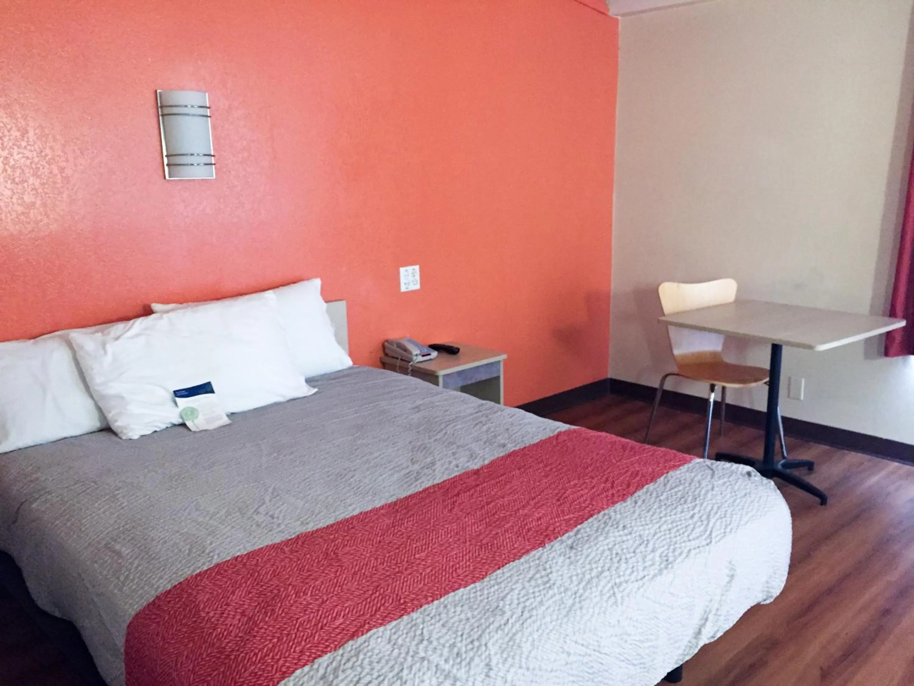 Deluxe Queen Room - Non-Smoking in Motel 6-Warwick, RI - Providence Airport - I-95