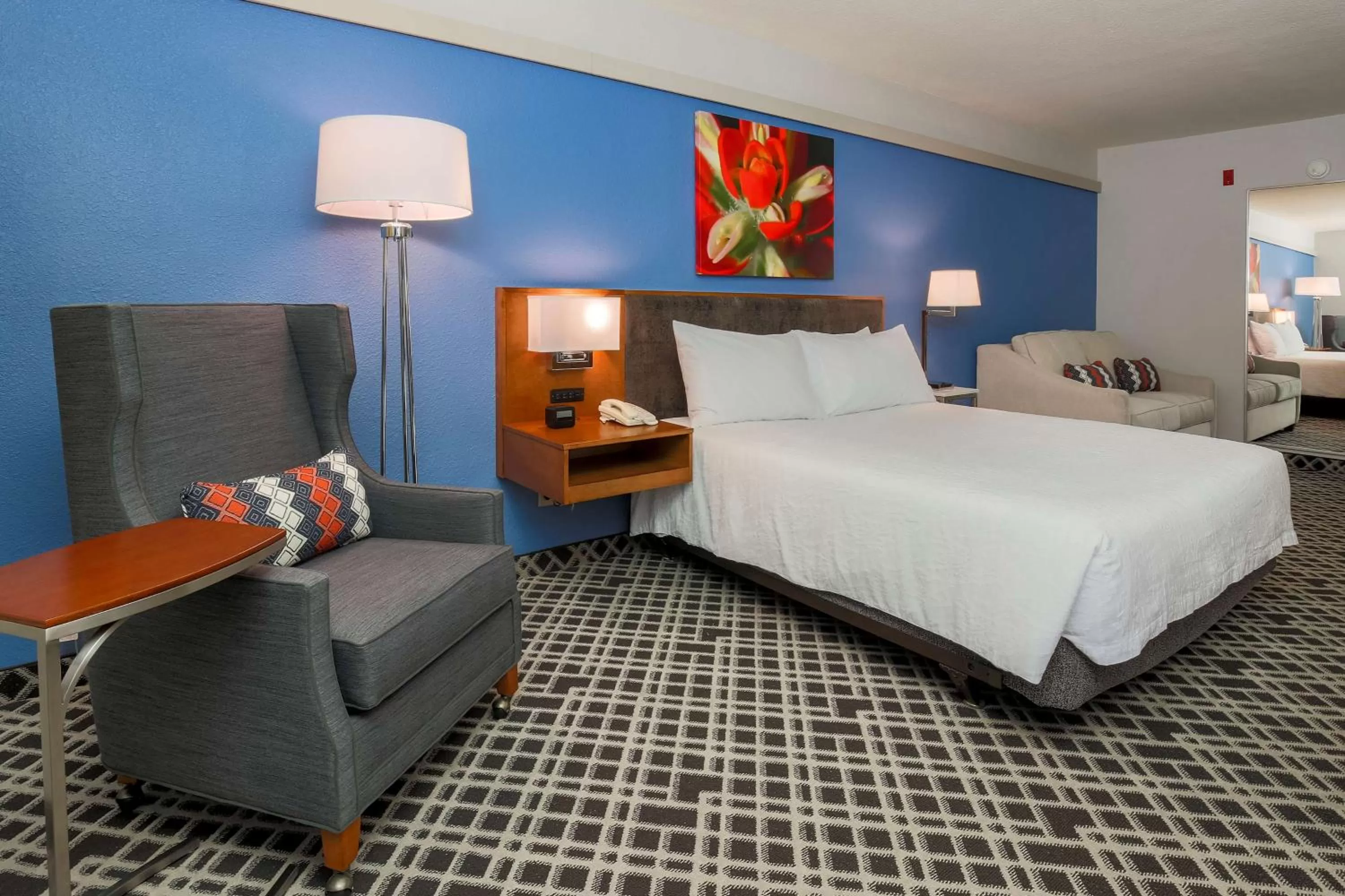 Deluxe King Room with Sofa Bed in Hilton Garden Inn Dallas/Market Center