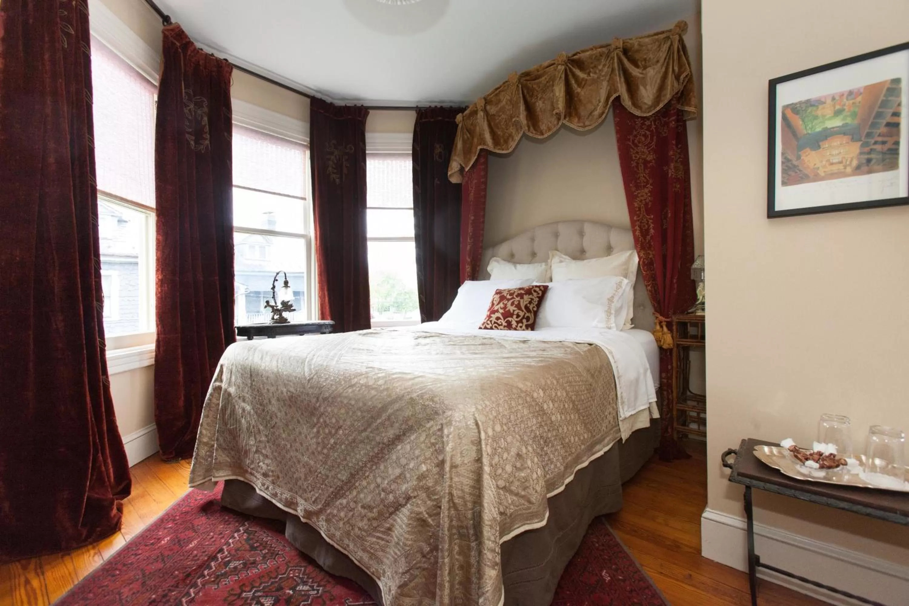 Deluxe Queen Room: The  Ross Room in 10 Clarke