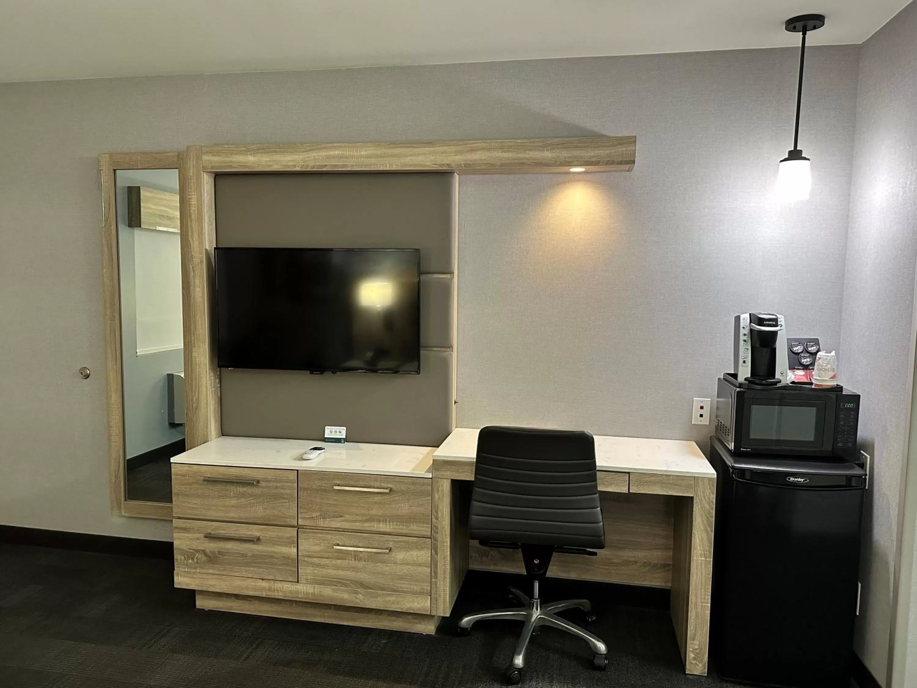 Queen Room with Accessible Tub - Accessible/Non-Smoking in Quality Inn Chico