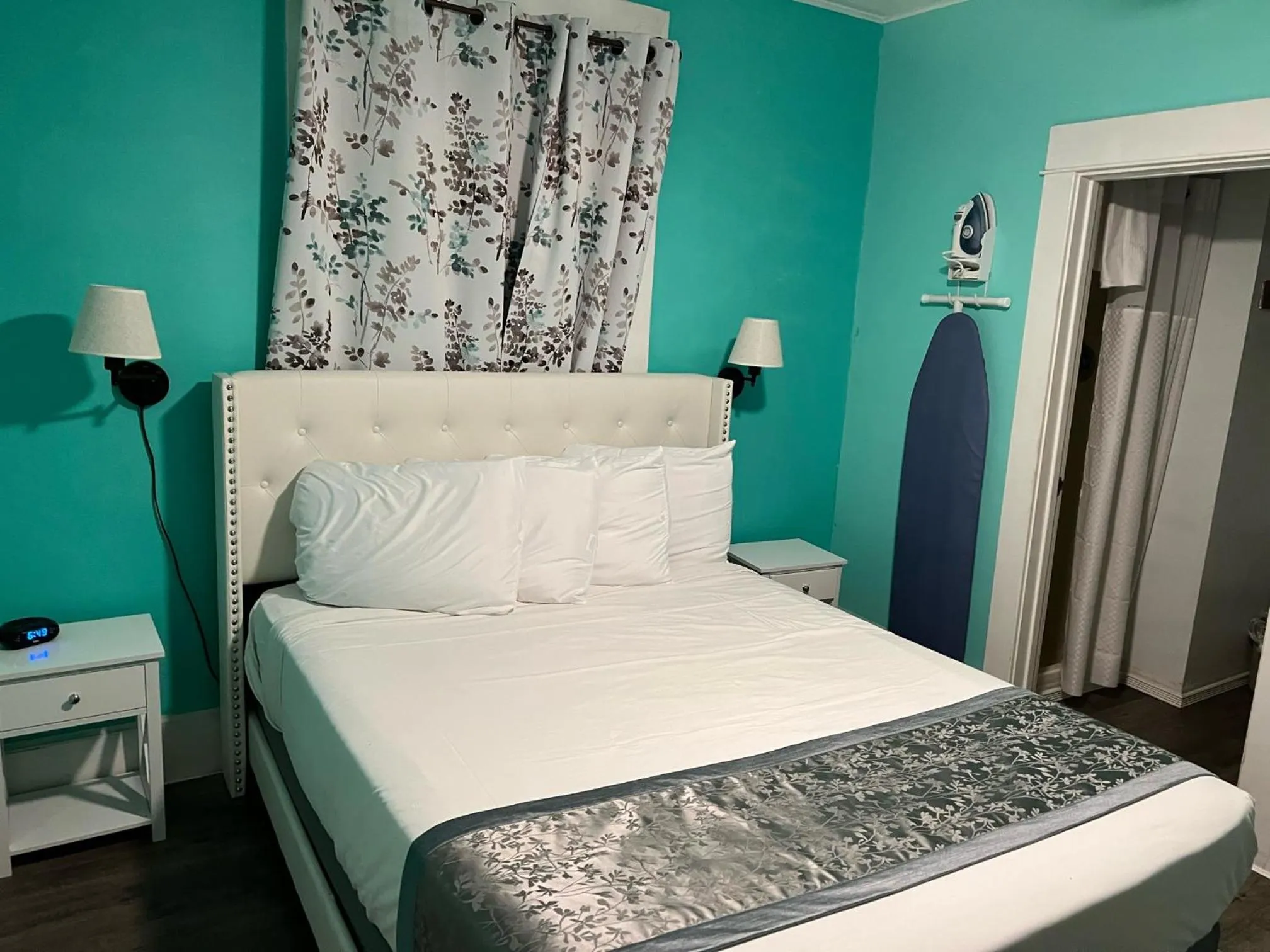 Standard Queen Room in Americas Best Value Inn Royal Carriage
