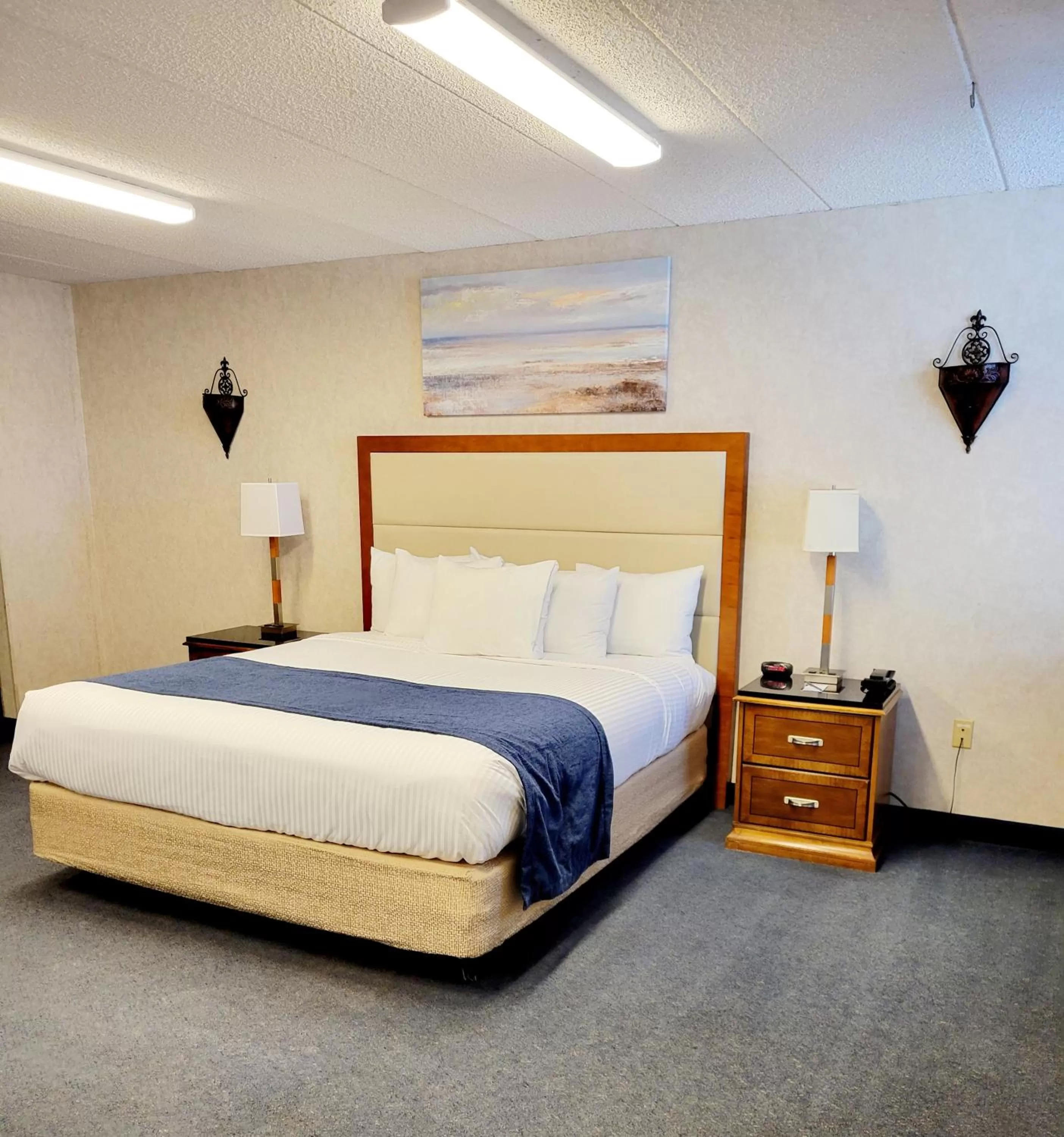 1 Room King Suite Non-Smoking in Bangor Grande Hotel