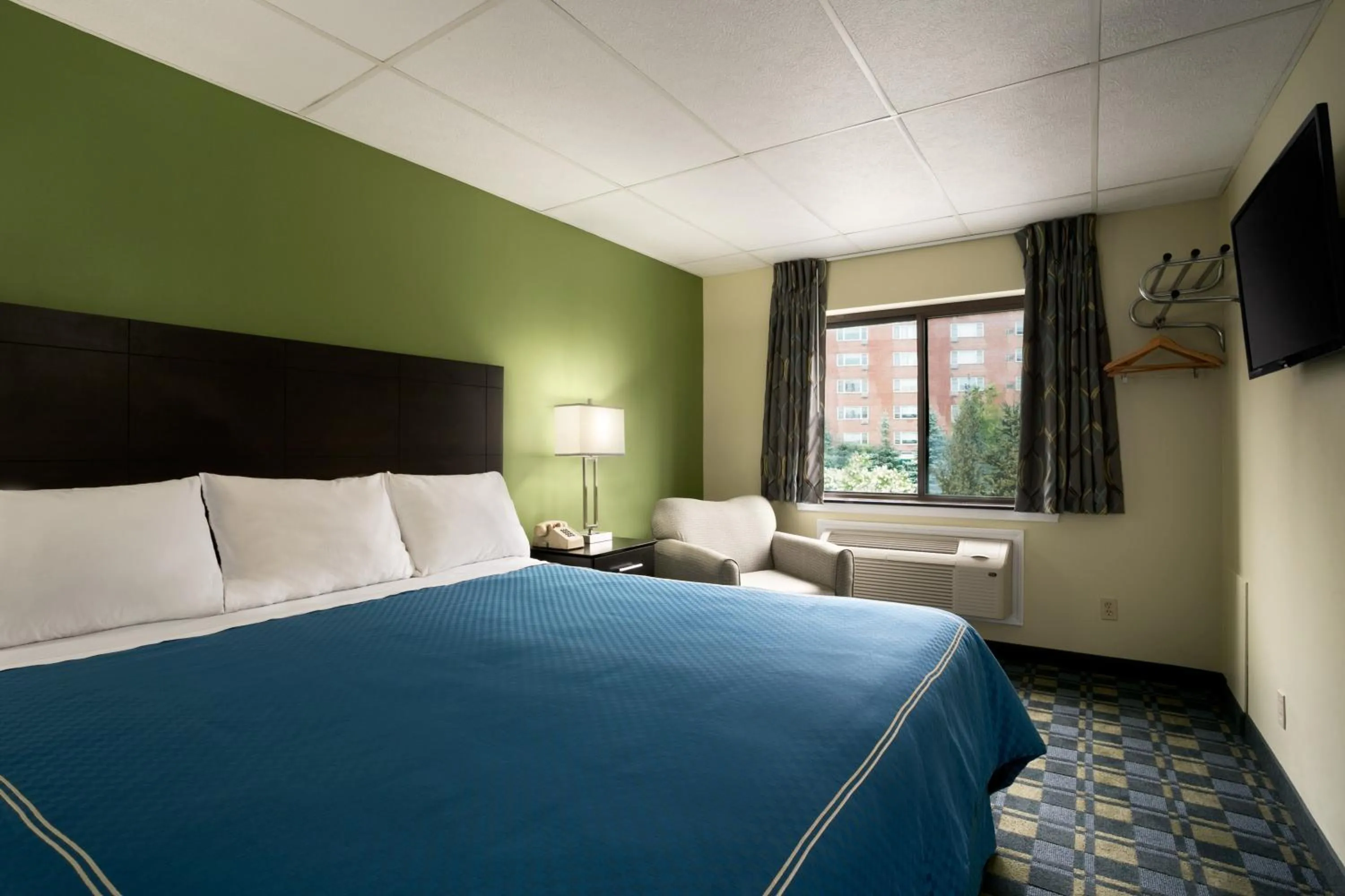 King Room - Non-Smoking in Travelodge by Wyndham Cleveland Lakewood