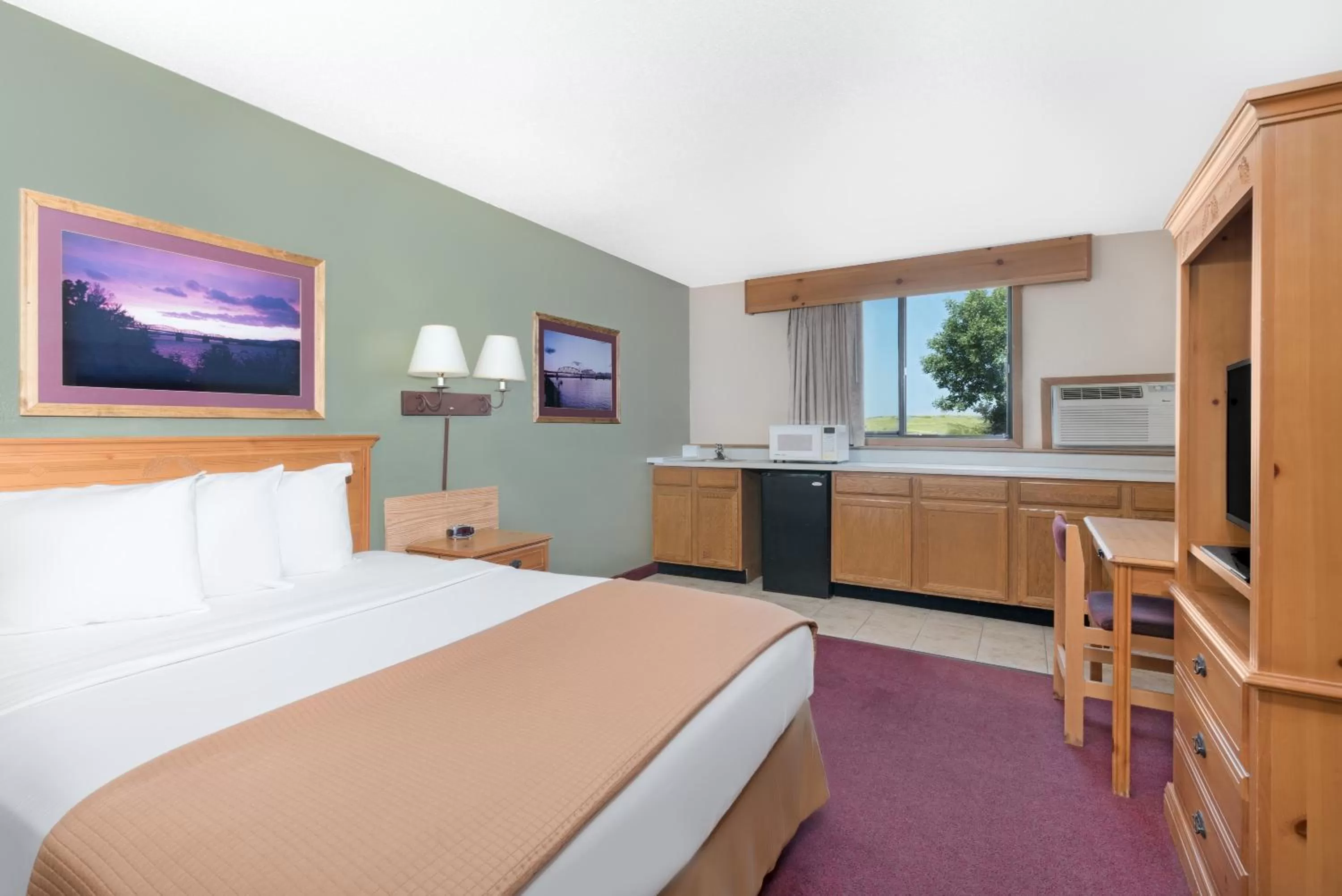 Queen Room - Pet Friendly/Non-Smoking in Super 8 by Wyndham Chamberlain SD
