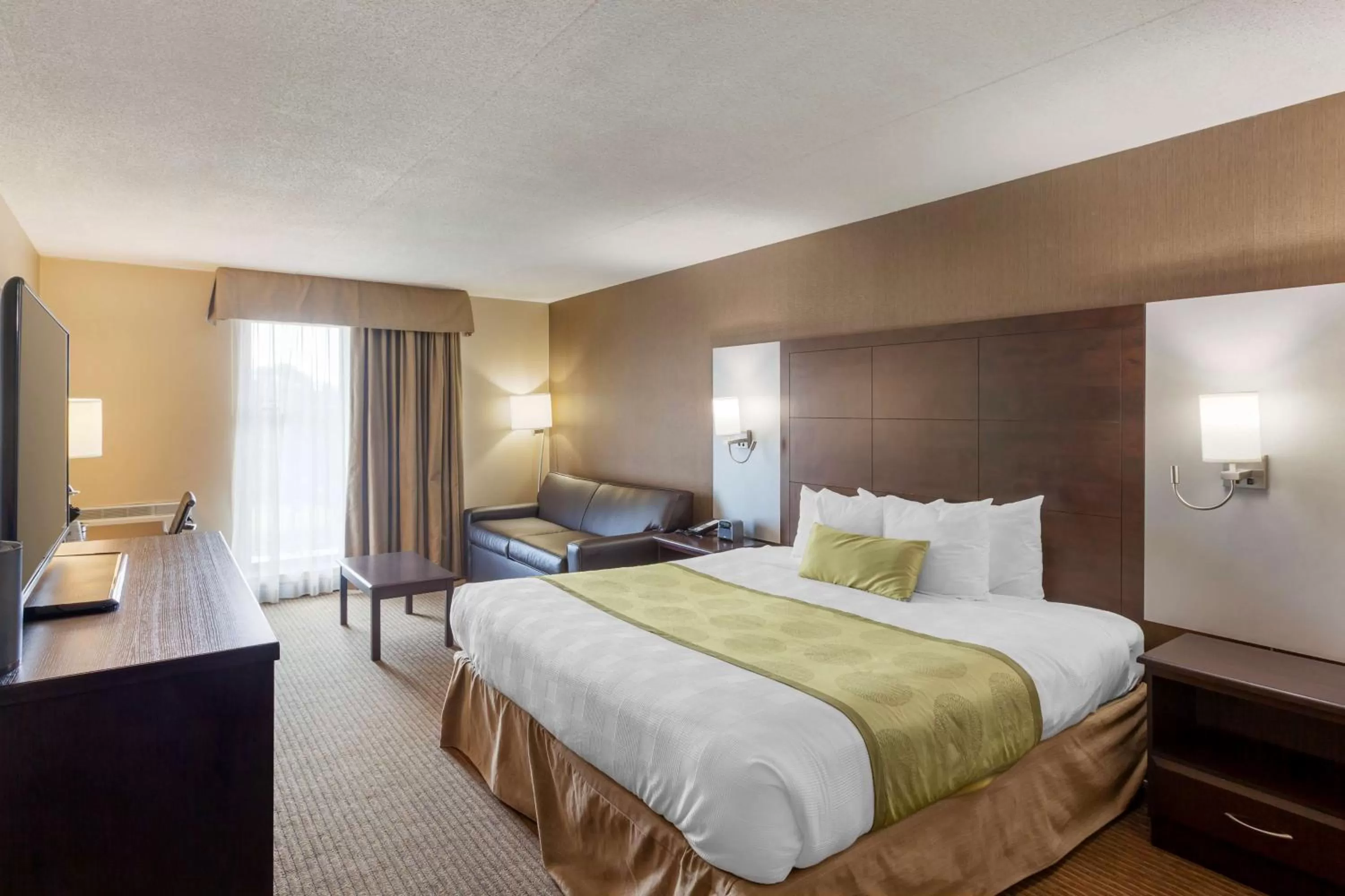 King Room with Sofa Bed - Disability Access in Best Western Plus Leamington Hotel & Conference Centre