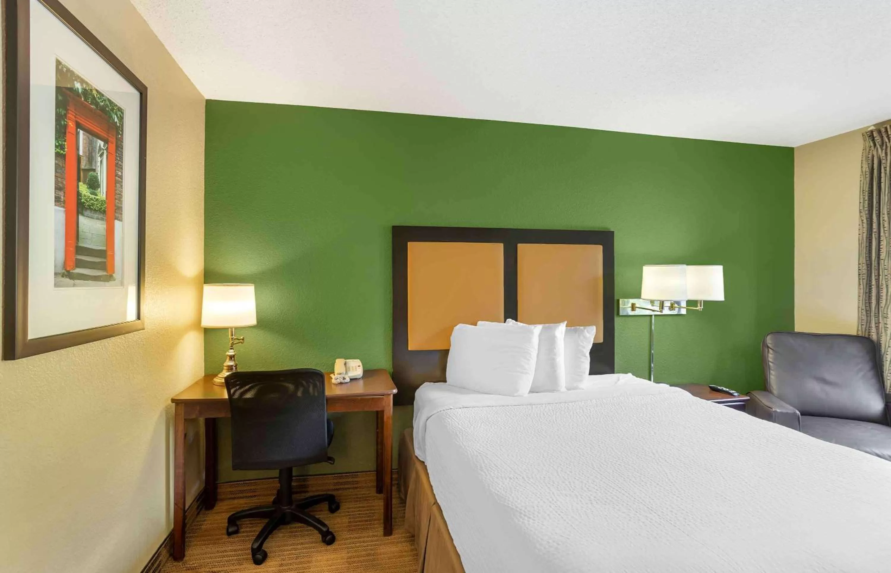 Queen studio with 1 Queen Bed - Disability Access/Non-Smoking in Suburban Studios Exton - Philadelphia Great Valley