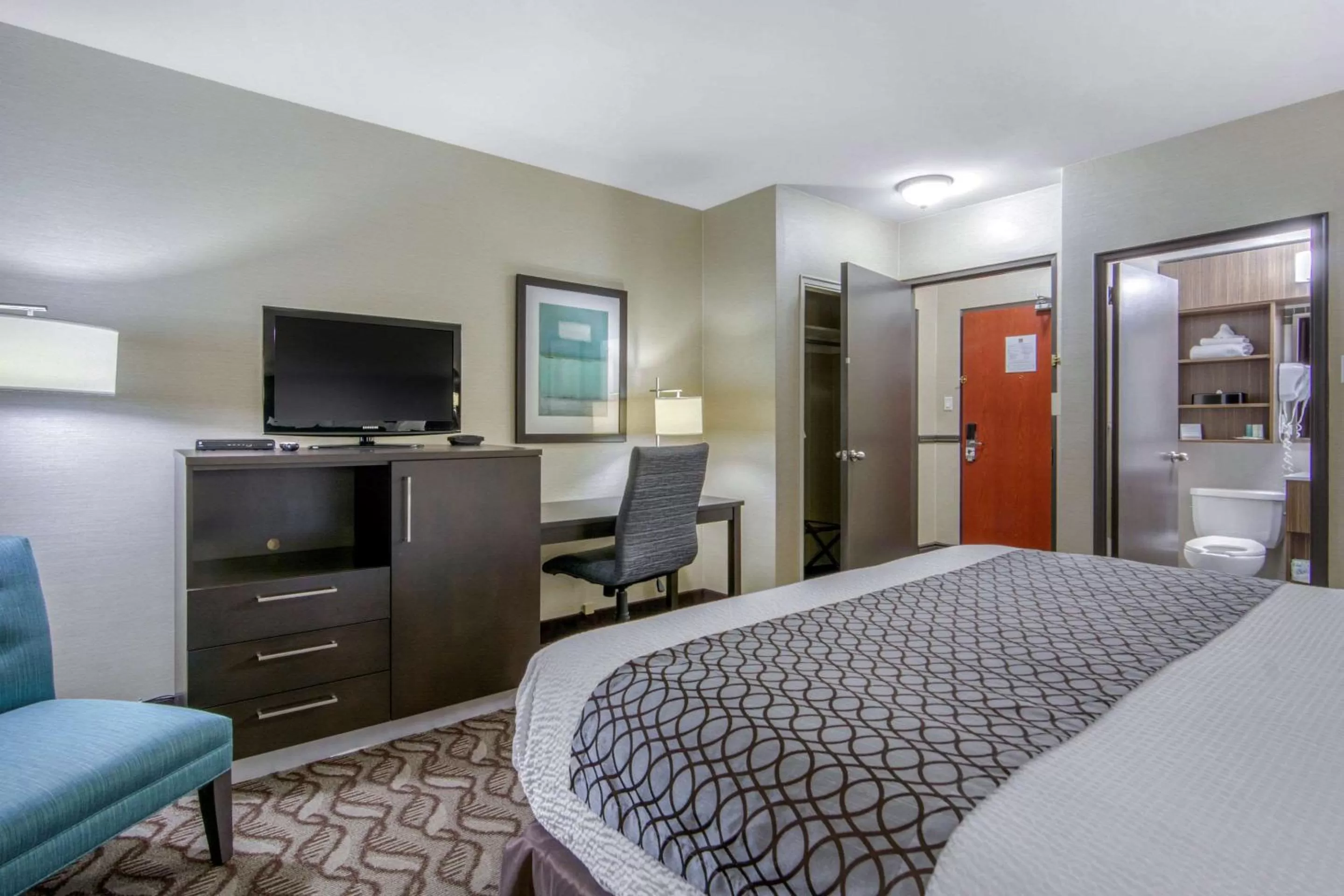 Superior Business Queen Room - Non Smoking in Clarion Hotel