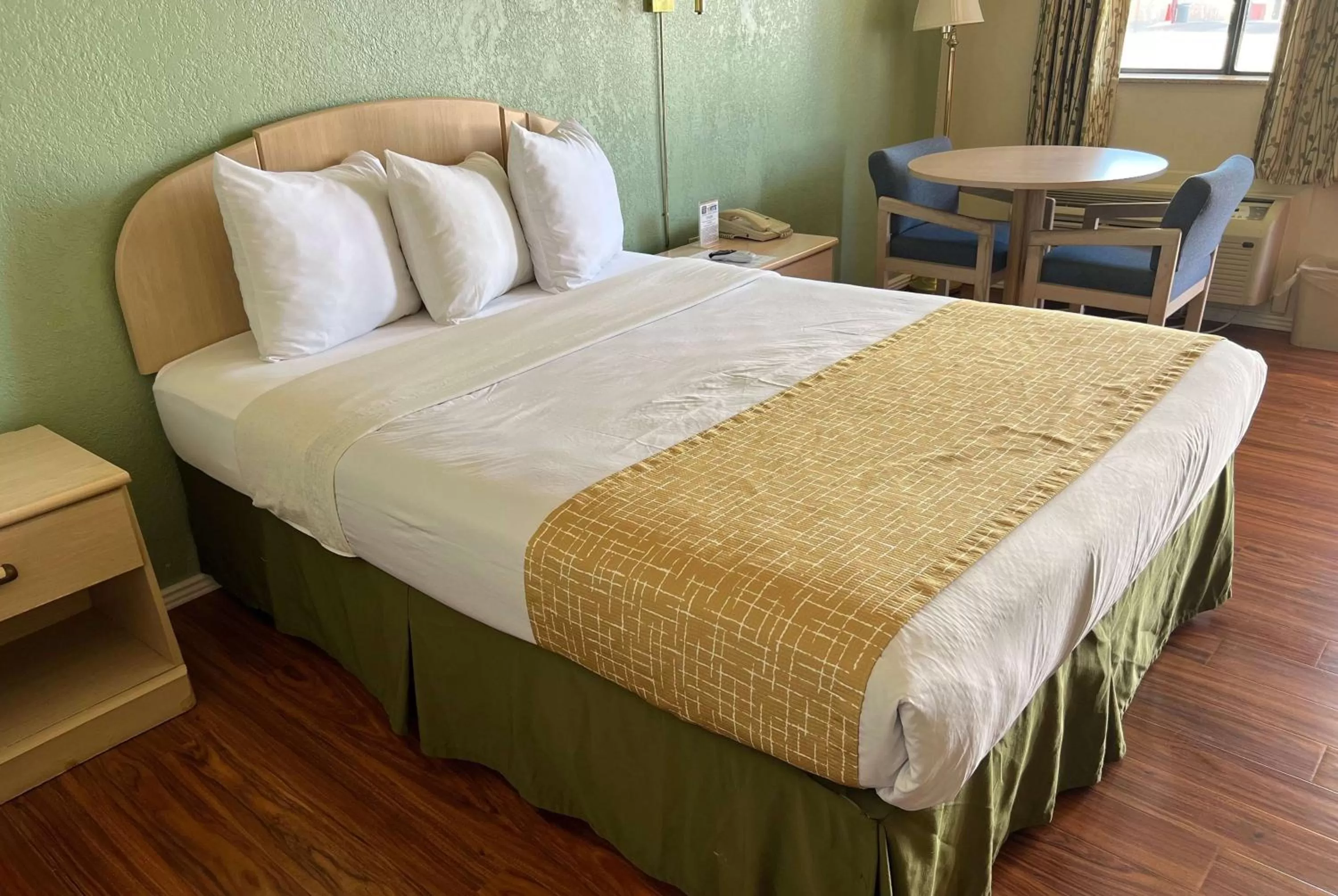 Queen Room - Non-Smoking in Travelodge by Wyndham Holbrook