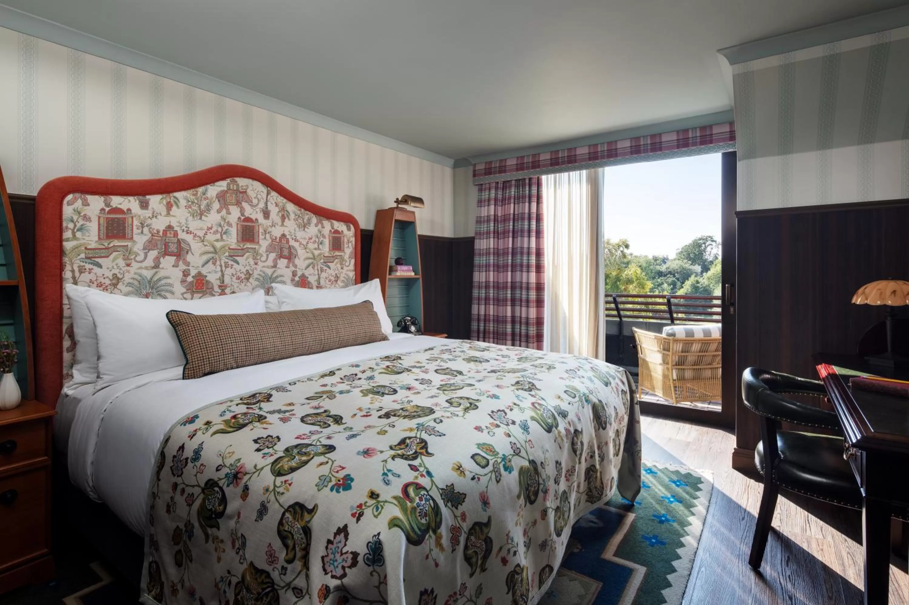 Deluxe King Room in Graduate by Hilton Cambridge