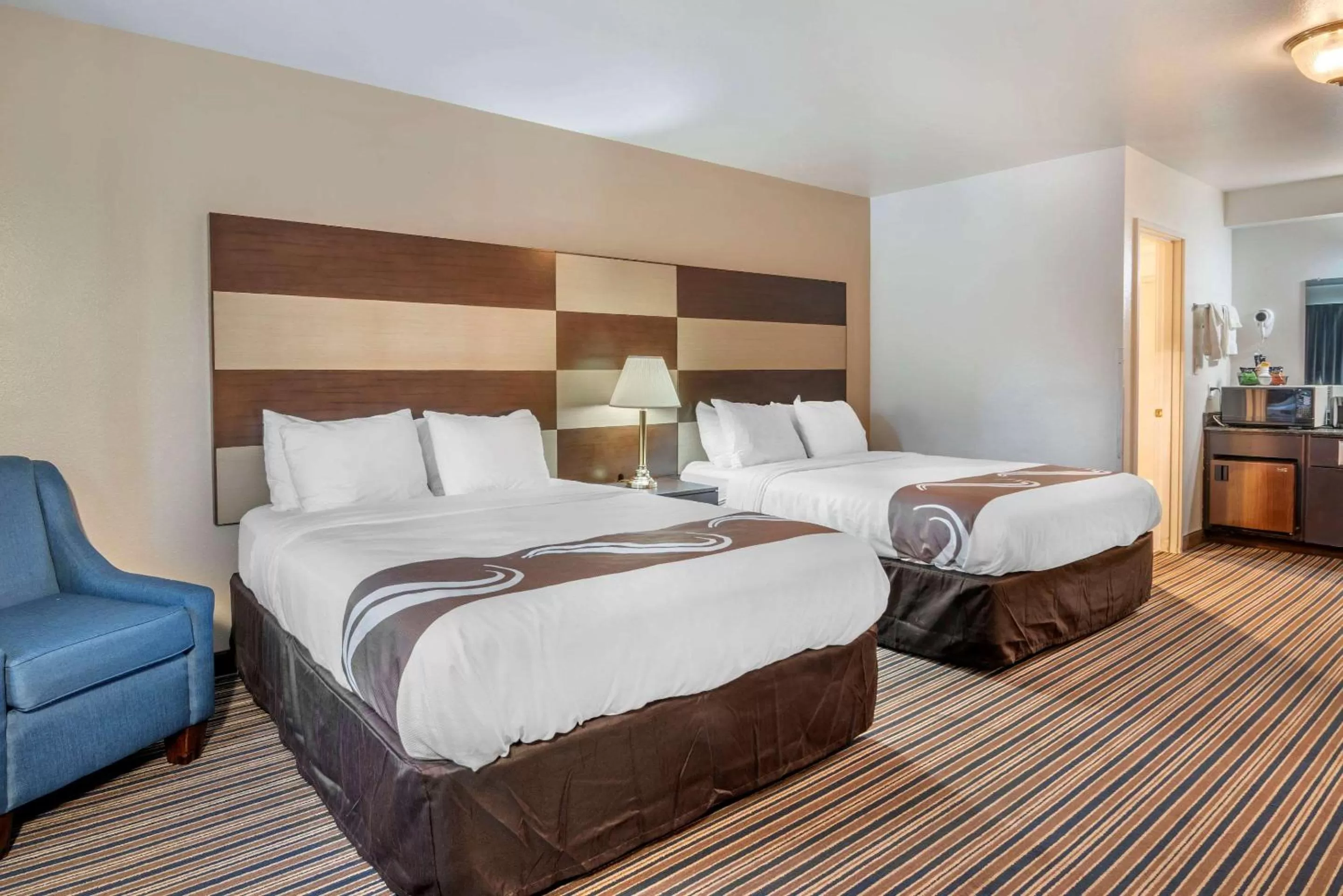 Queen Room with Two Queen Beds - Non-Smoking in Quality Inn Central Roseburg