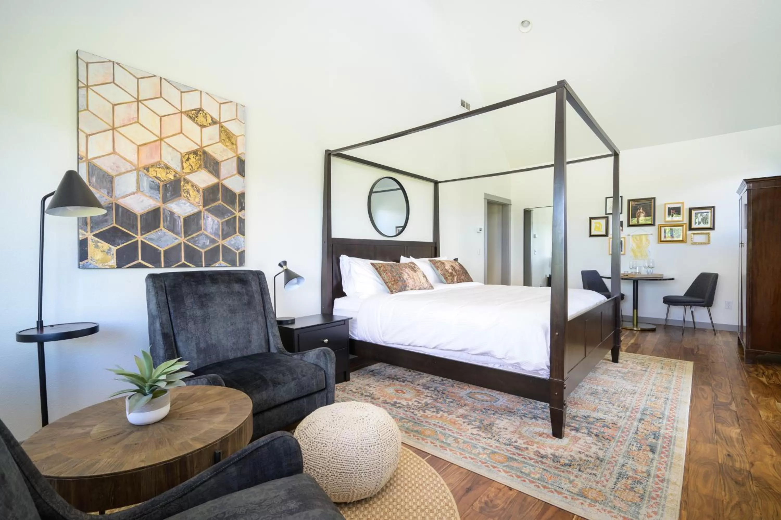 01 - Deluxe King Room in The Setting Inn Willamette Valley