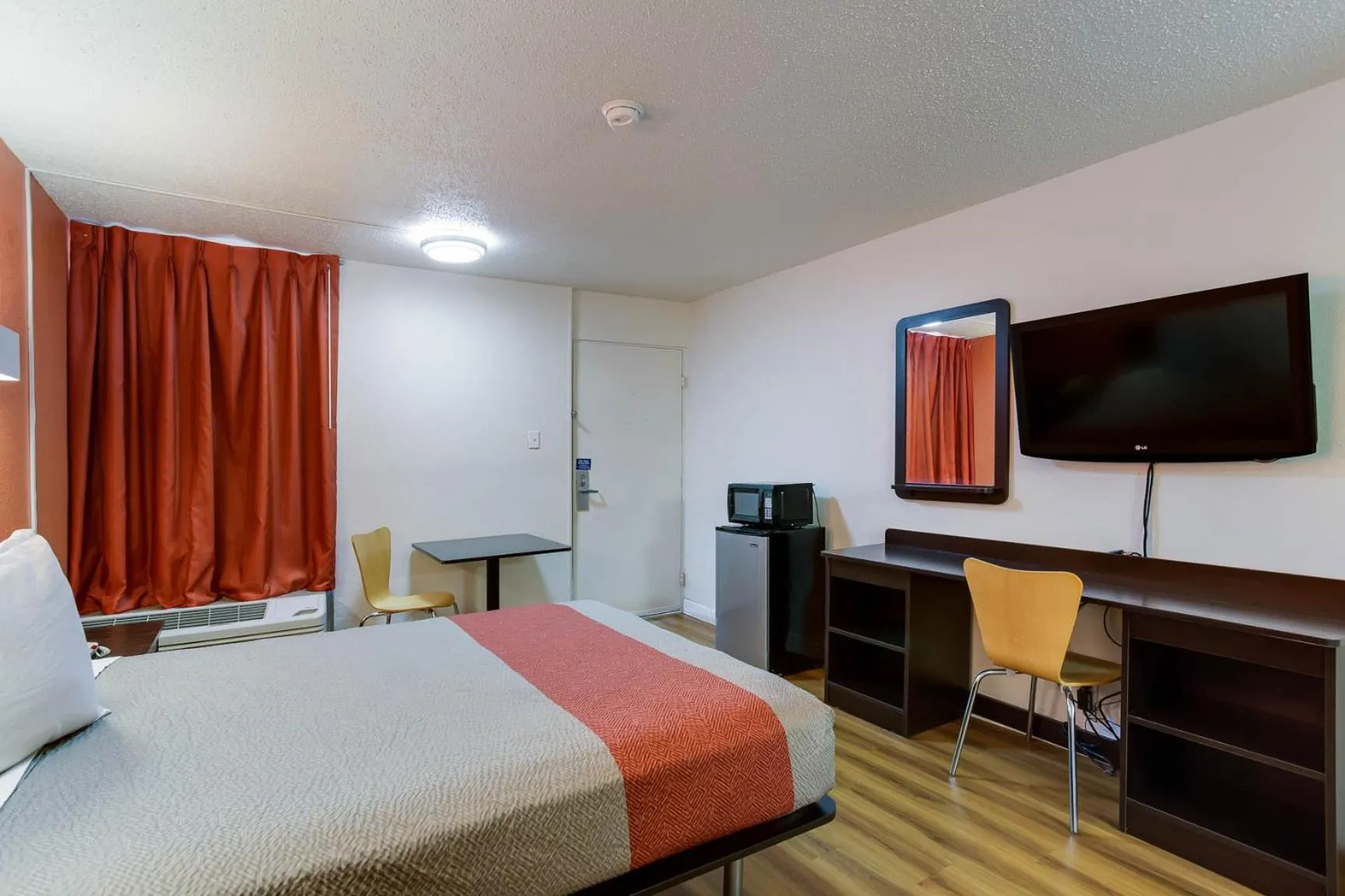 Deluxe Queen Room - Smoking in Studio 6 Gainesville, Fl