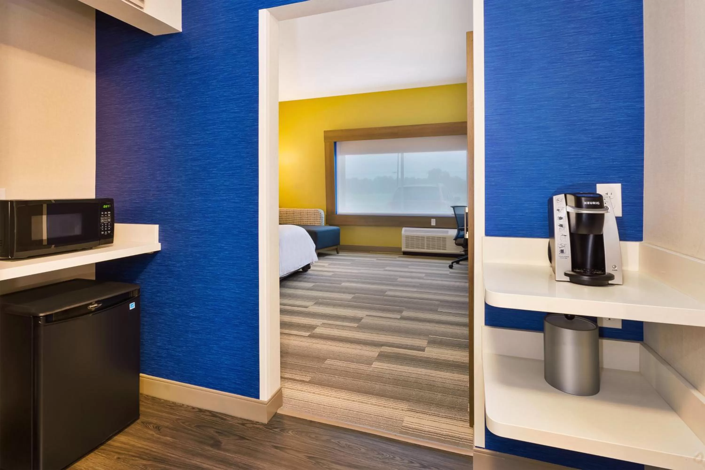 Standard King Room with Mobility Accessible Tub in Holiday Inn Express & Suites - Milan - Sandusky Area by IHG