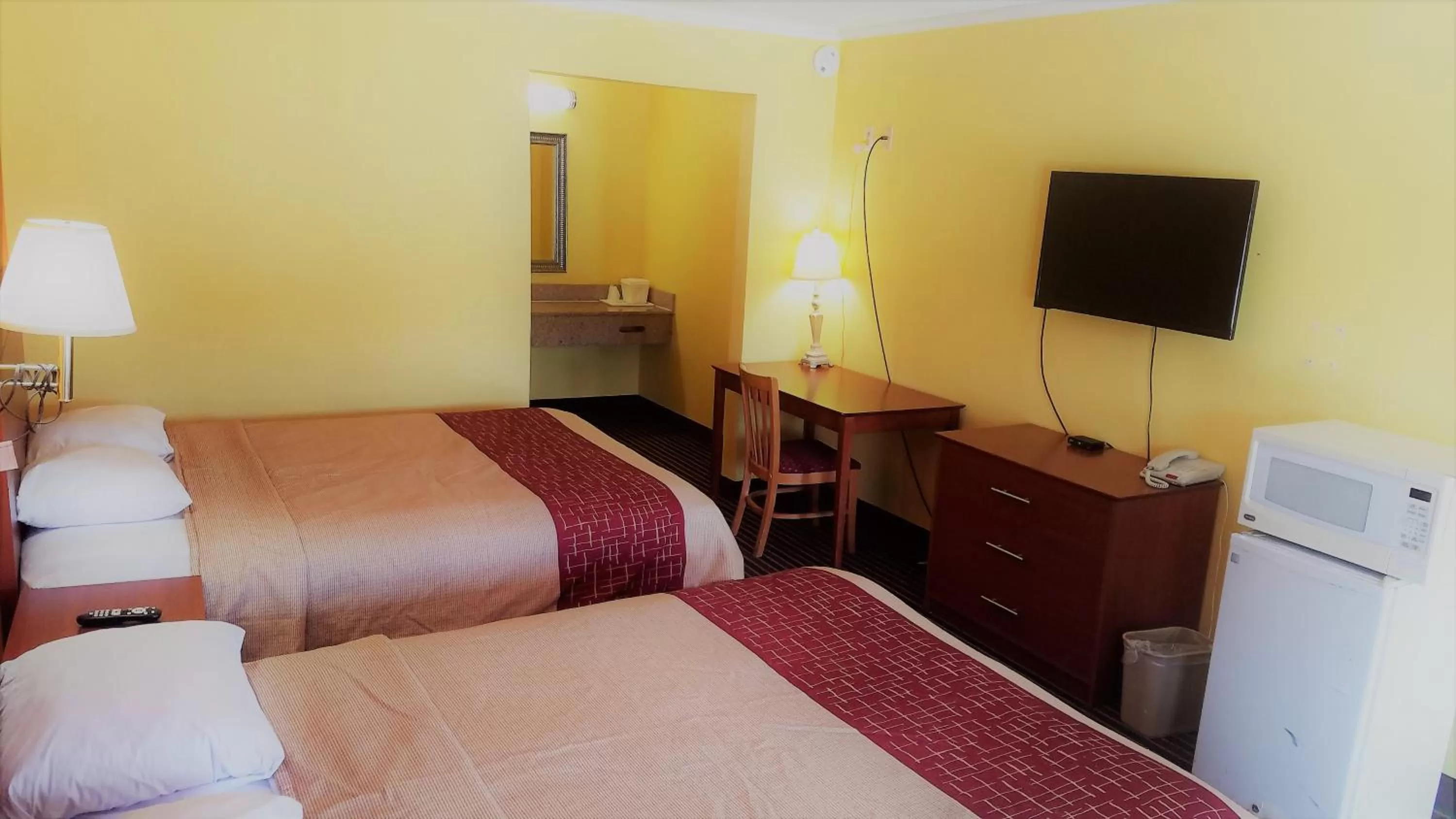 Queen Room in Roadway Inn Troy