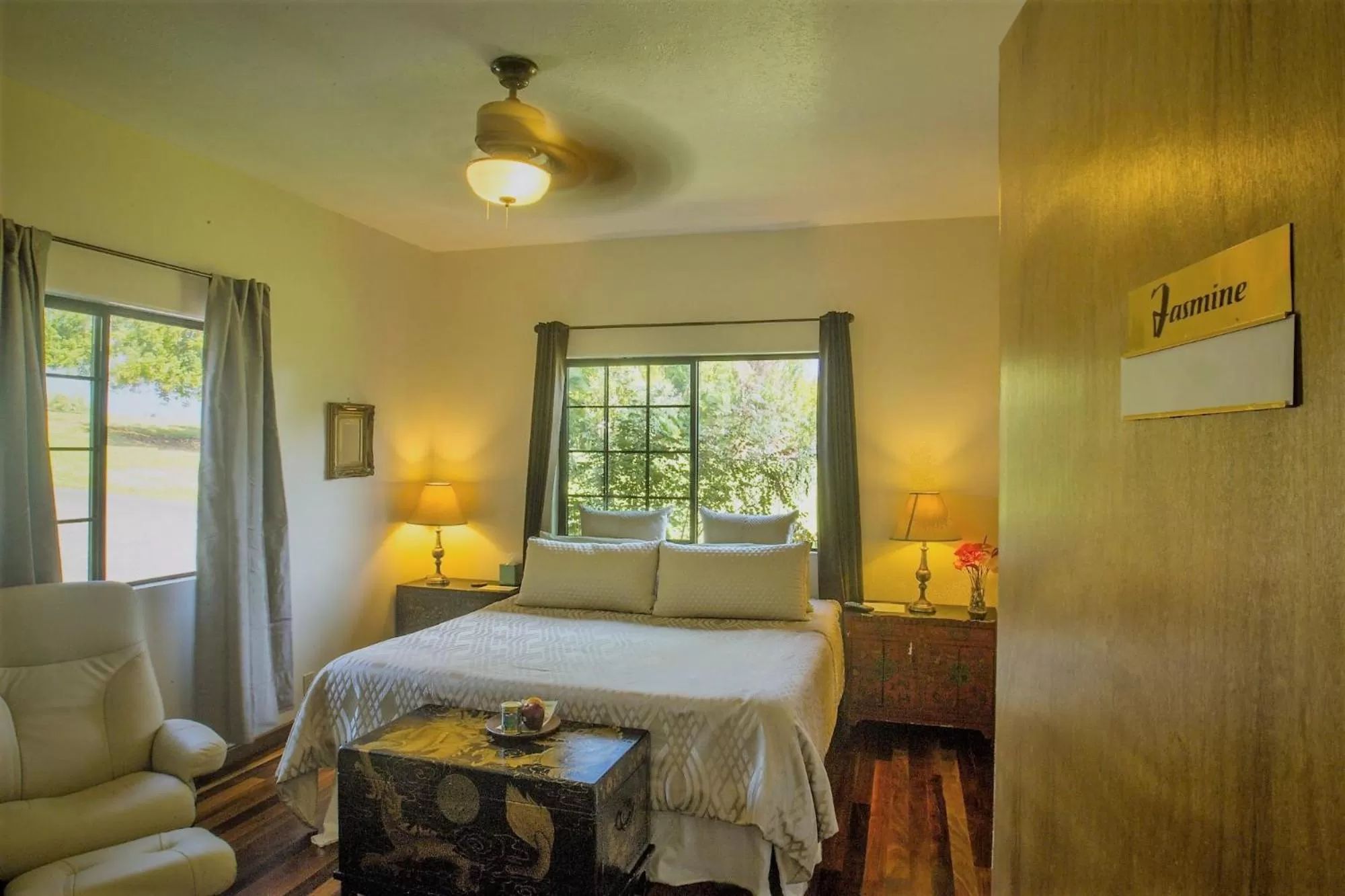 King Room with Garden View in The Inn at Kulaniapia Falls