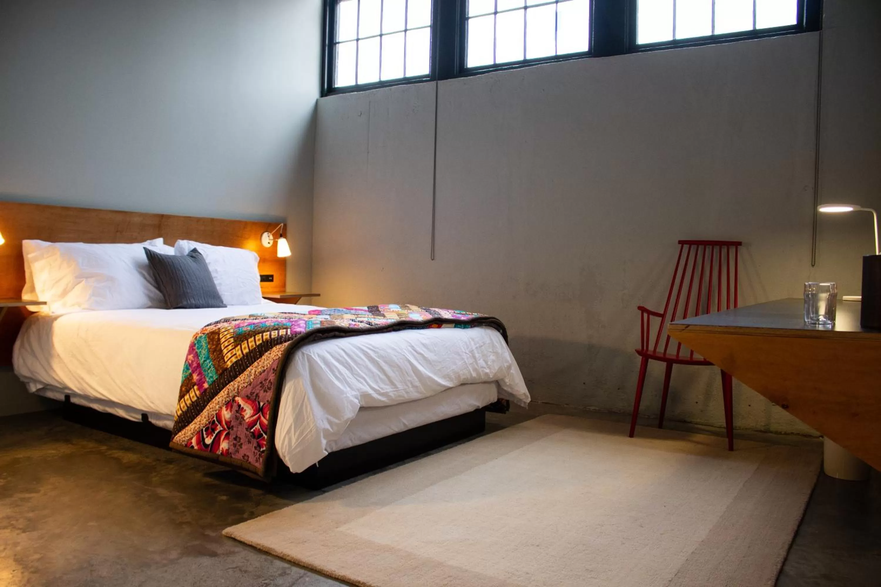 Queen Room - Disability Access in Travelers Hotel